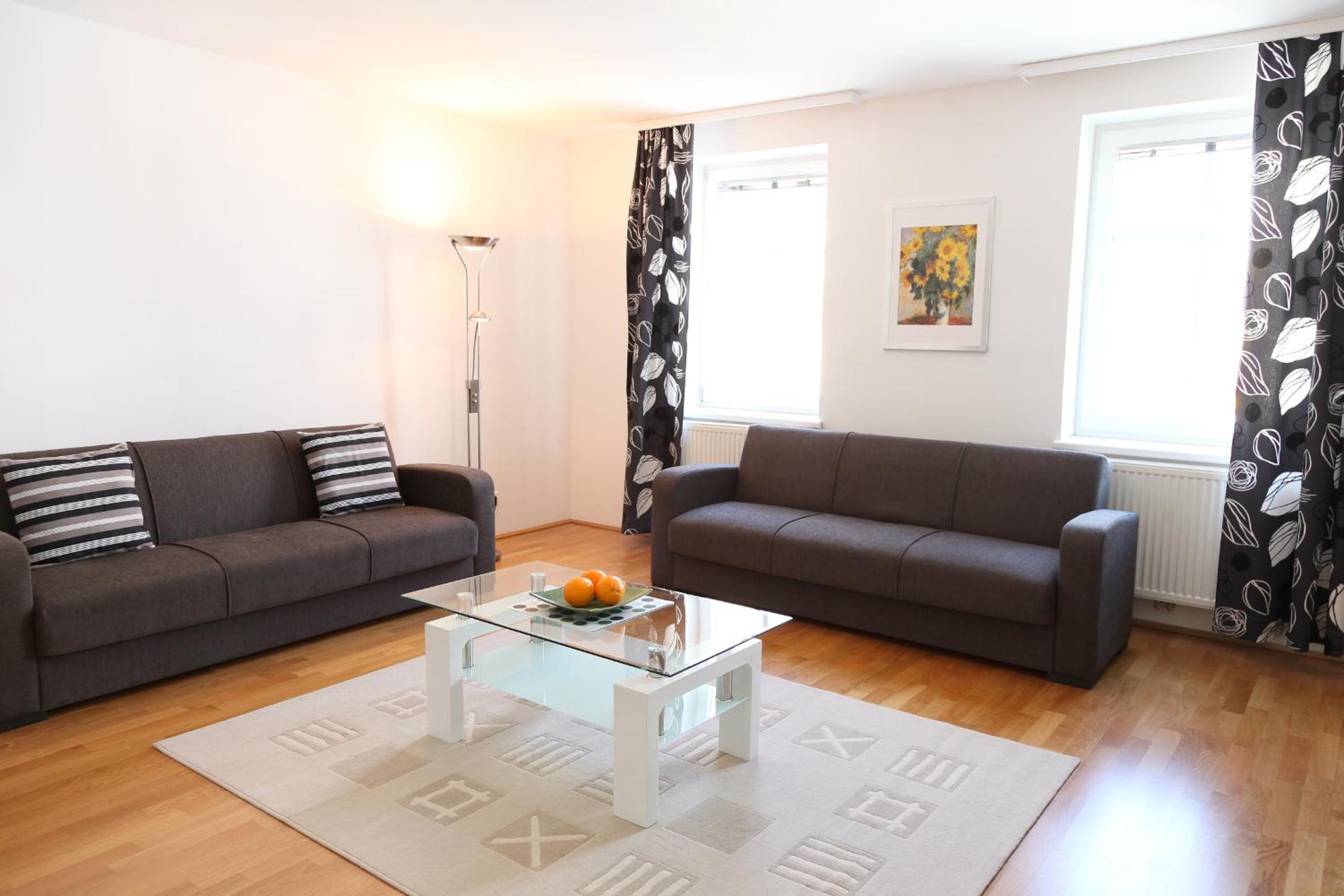 3 rooms Sunny Apartments-Schoenbrunn, 100m2 with balcony