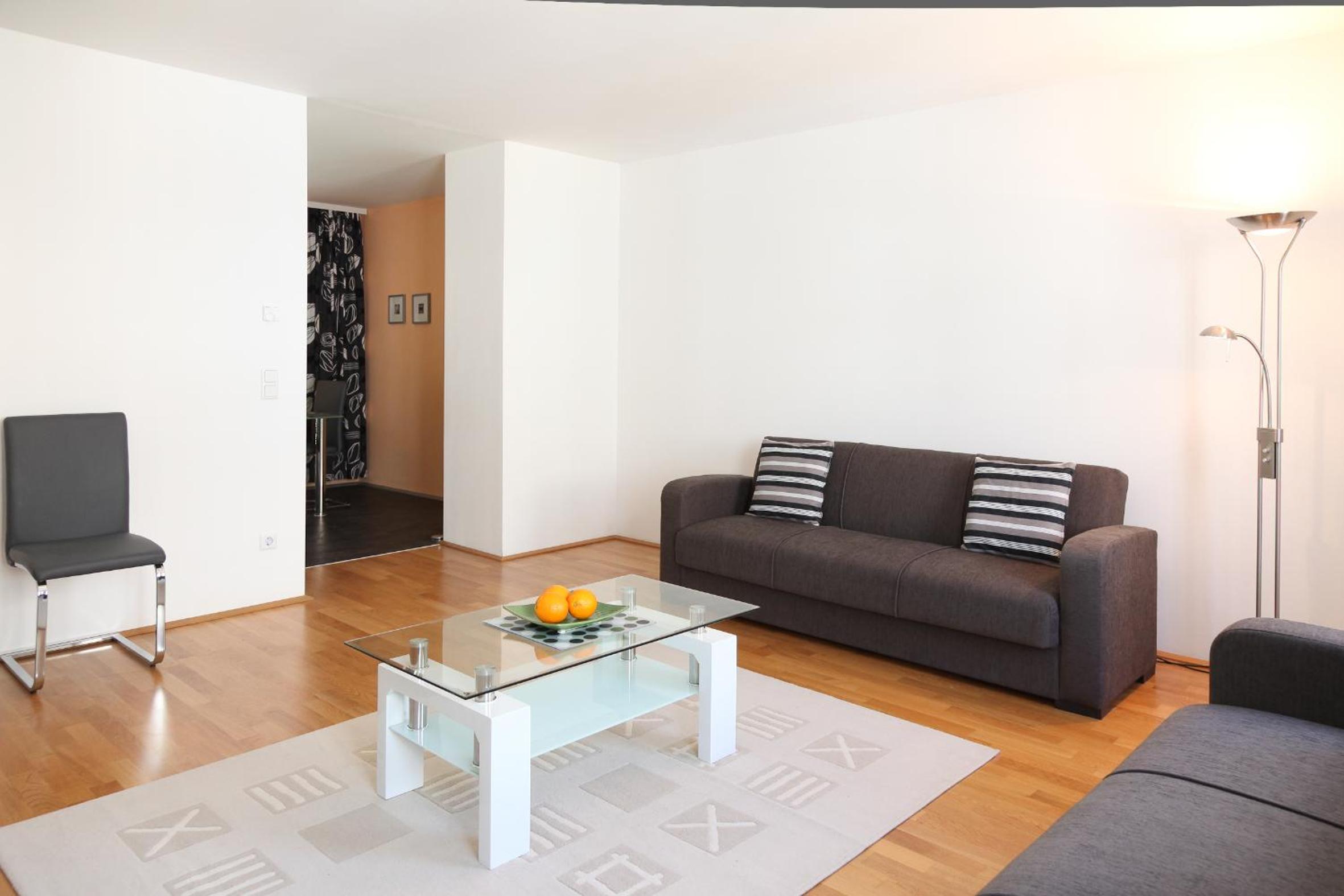 3 rooms Sunny Apartments-Schoenbrunn, 100m2 with balcony