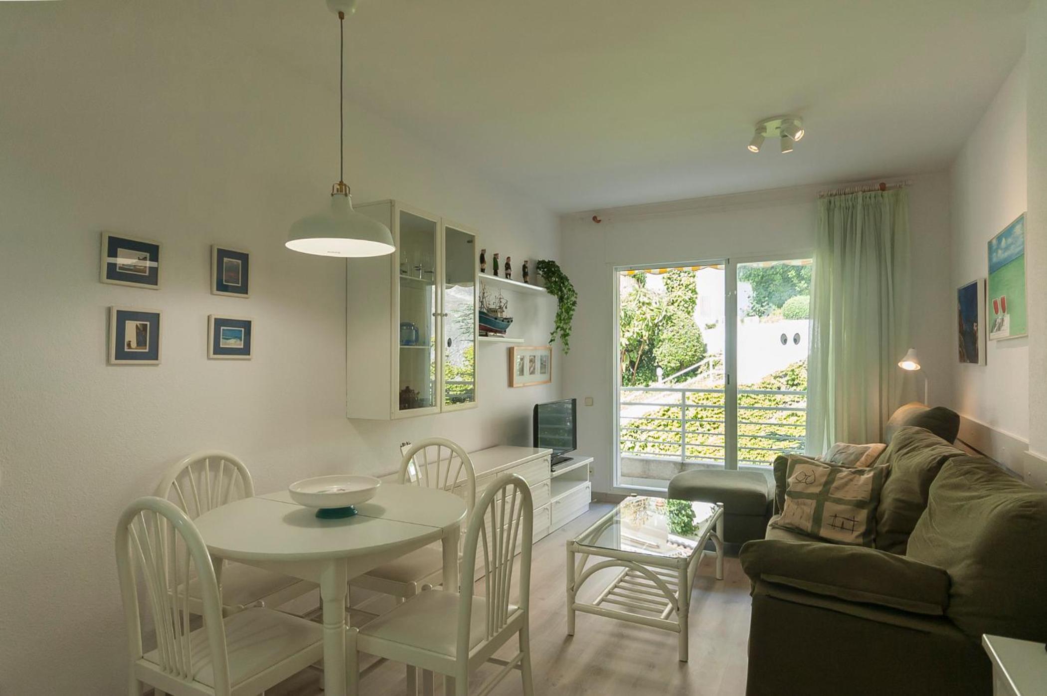 Lets Holidays BEACH APARTMENT 2 rooms with PARKING view 4