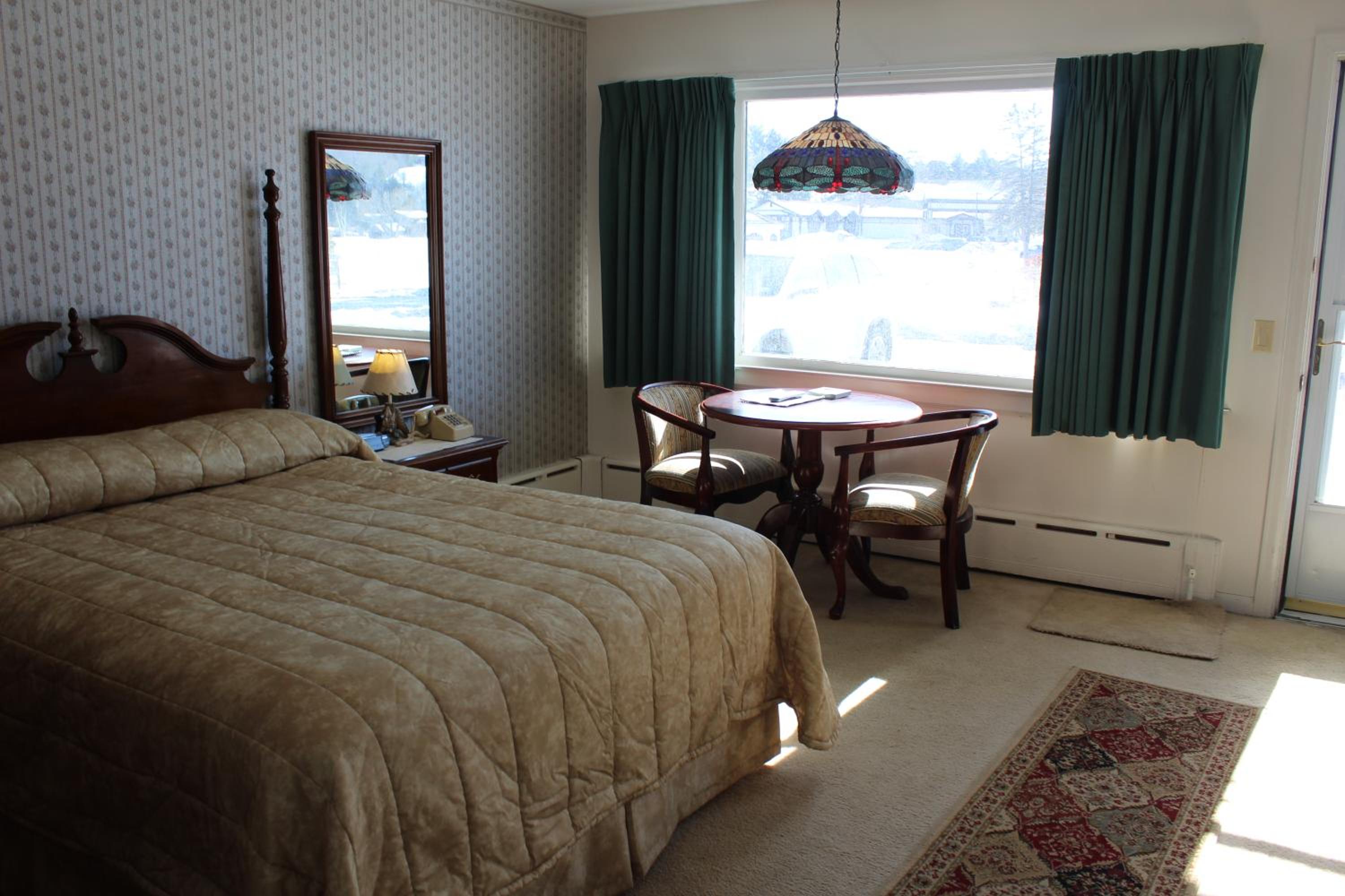 Sara Placid Inn & Suites
