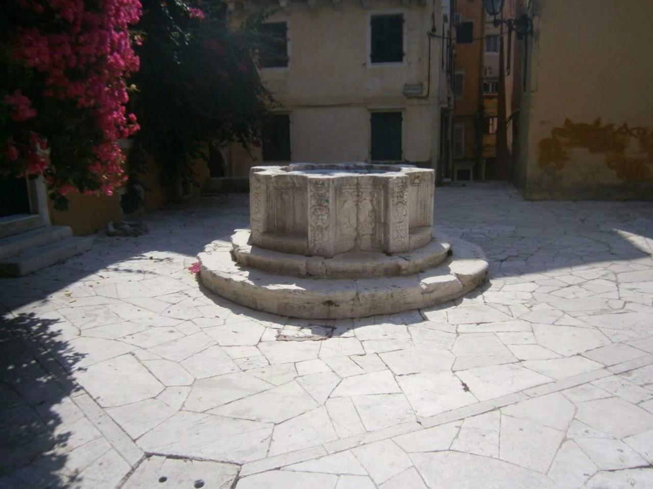 The well en Corfu Town — other