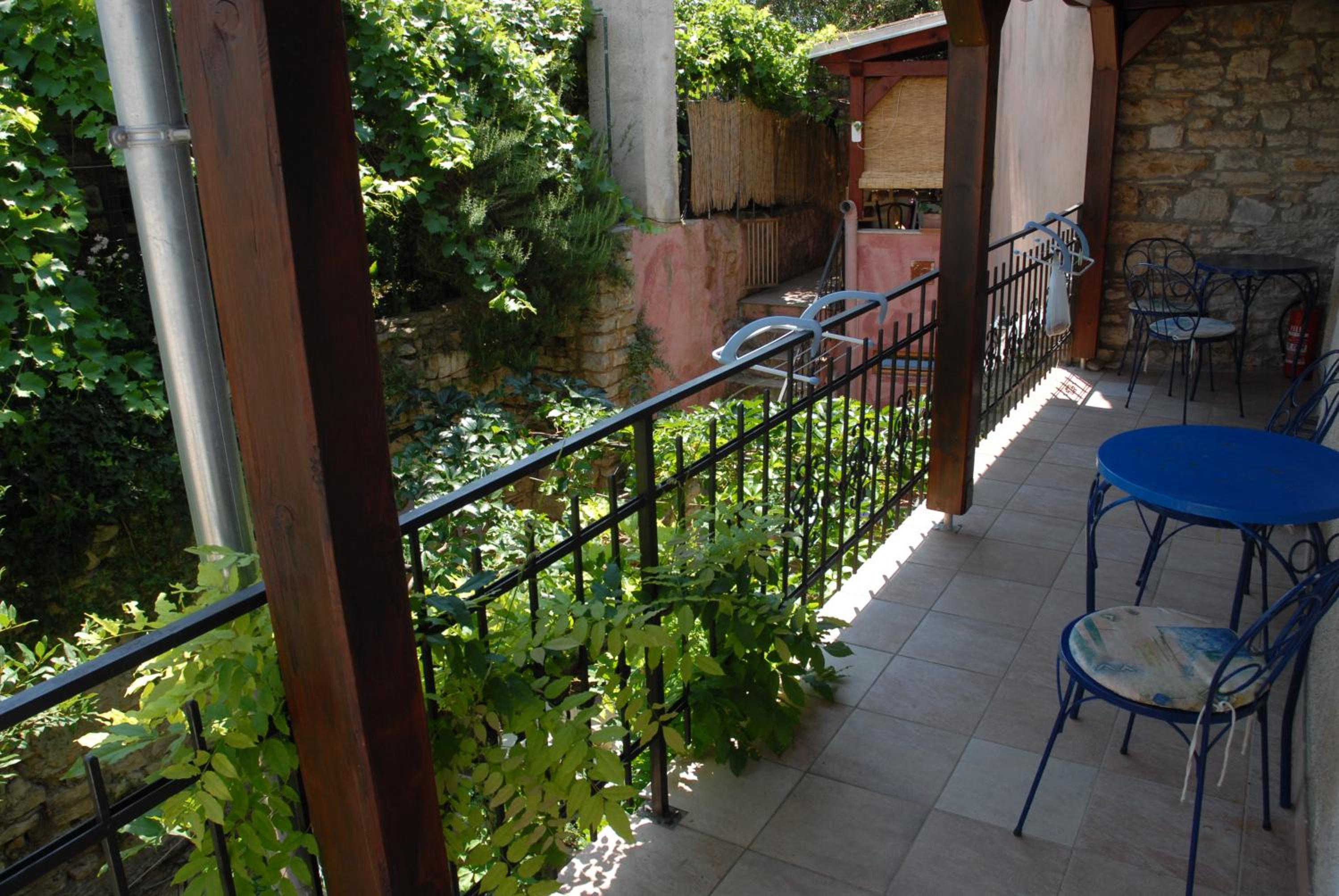 Kamene Priče rooms, music and food