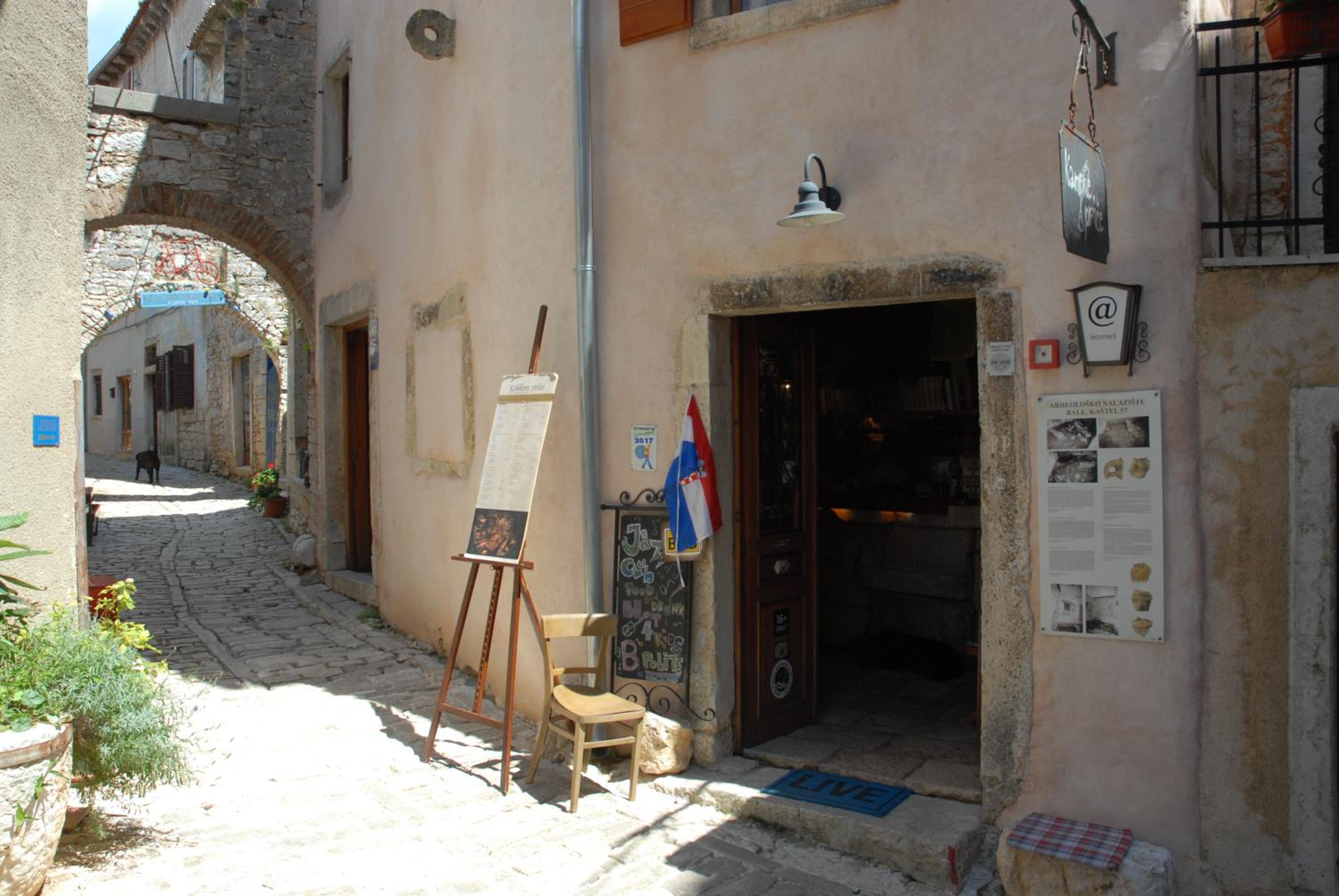 Kamene Priče rooms, music and food