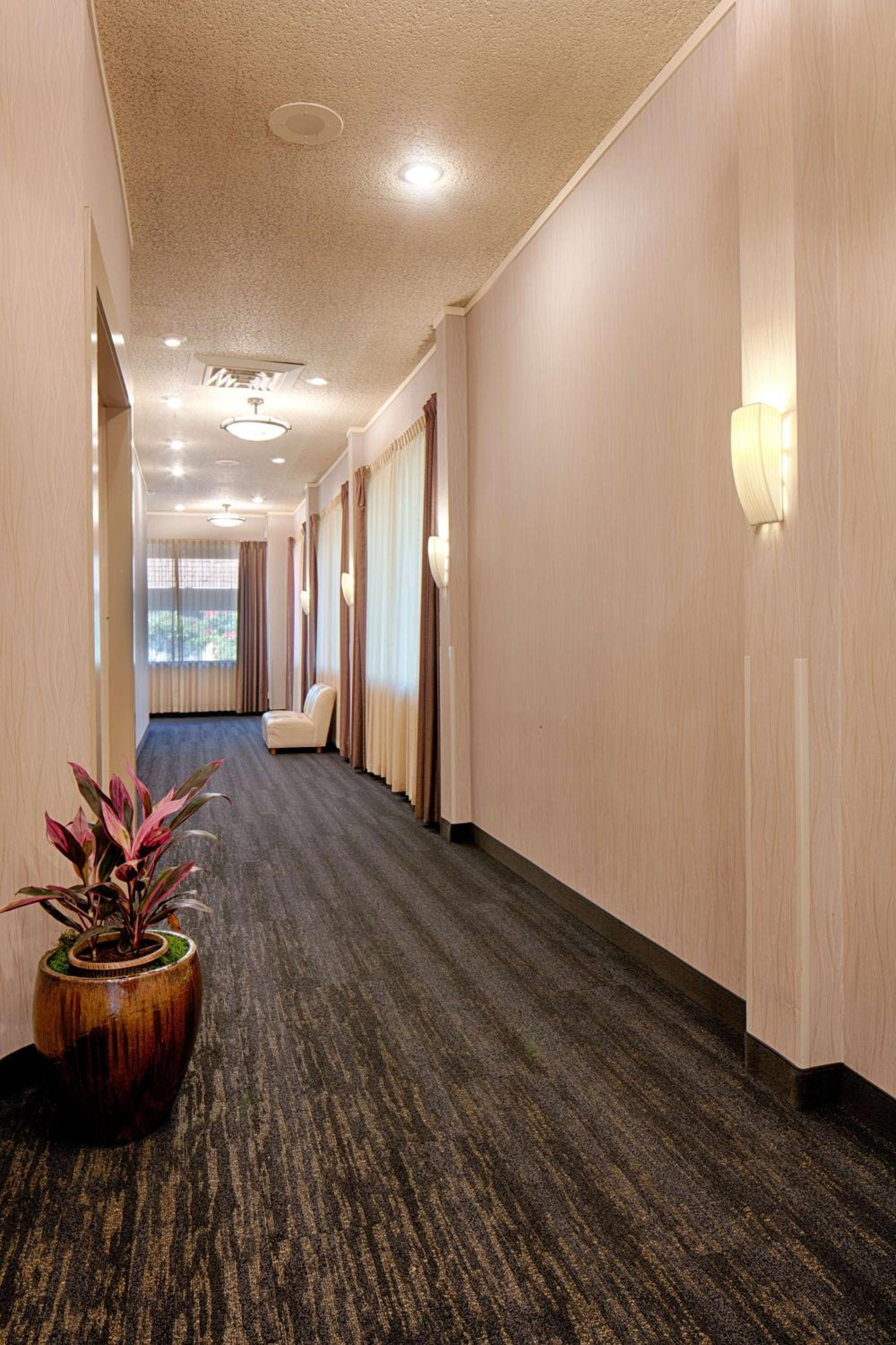 Red Lion Hotel Bellevue - Property Image 2