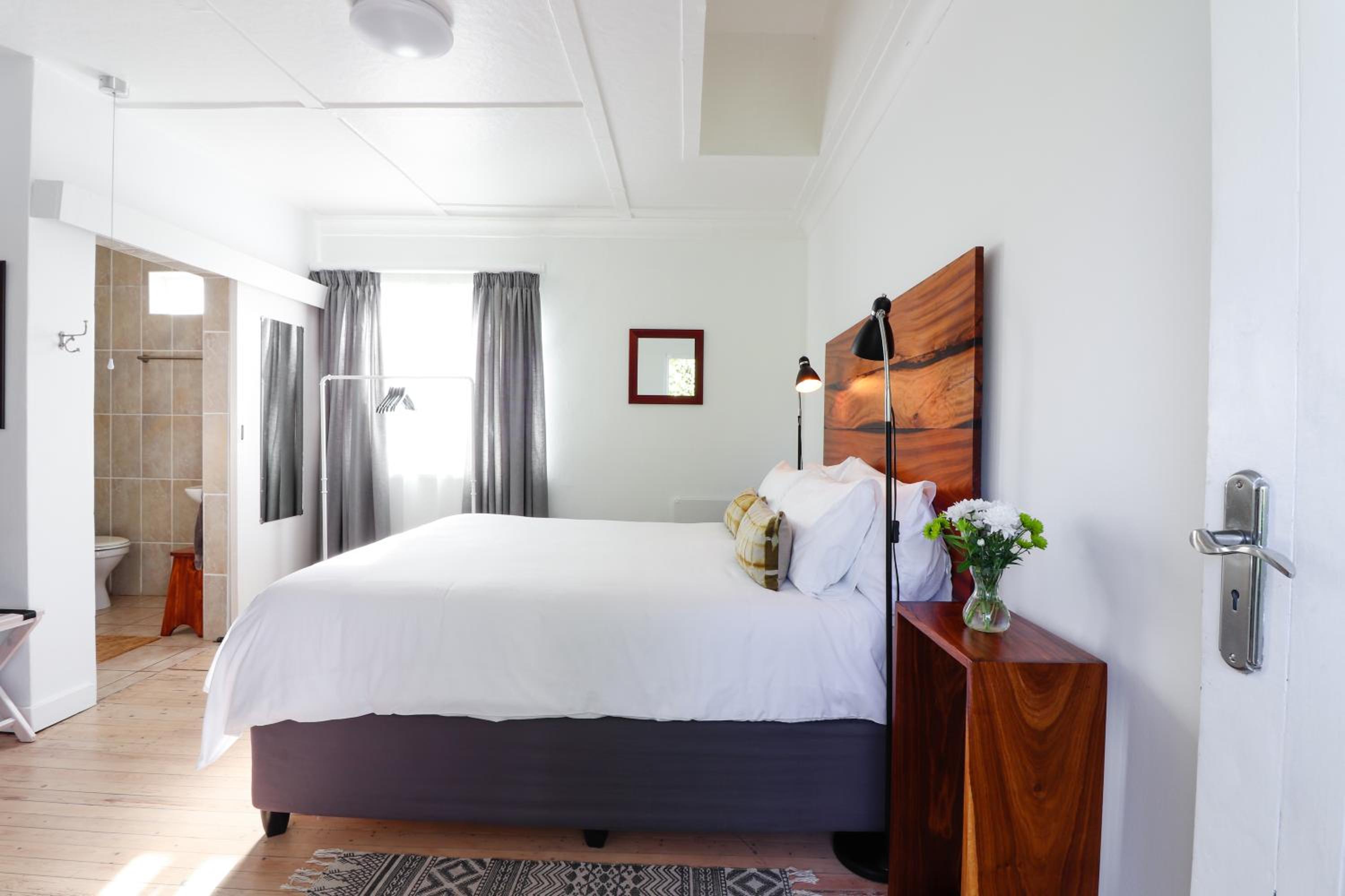 Whispering Oaks Guest House