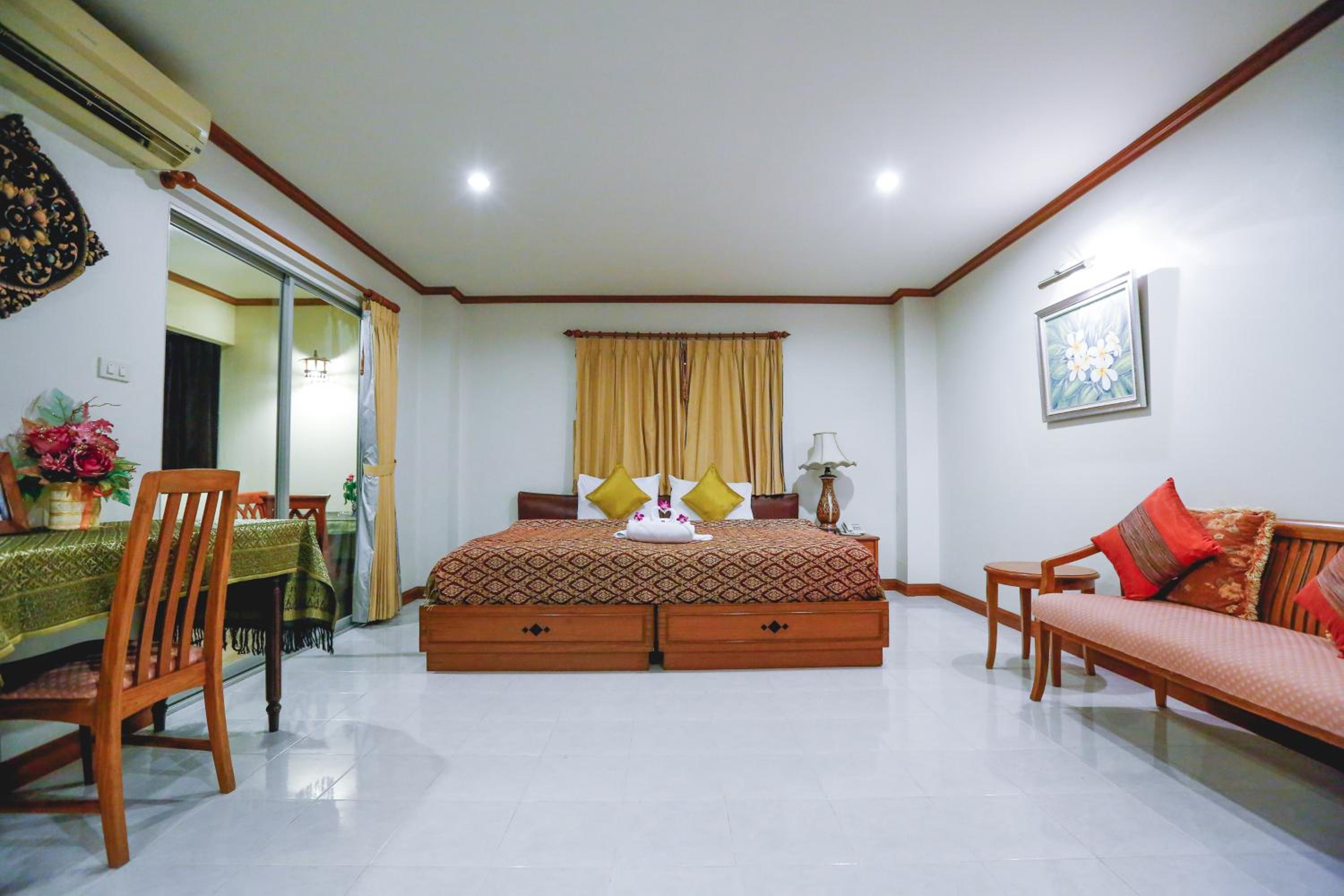 Hua Hin White Villa Hotel - SHA Certified