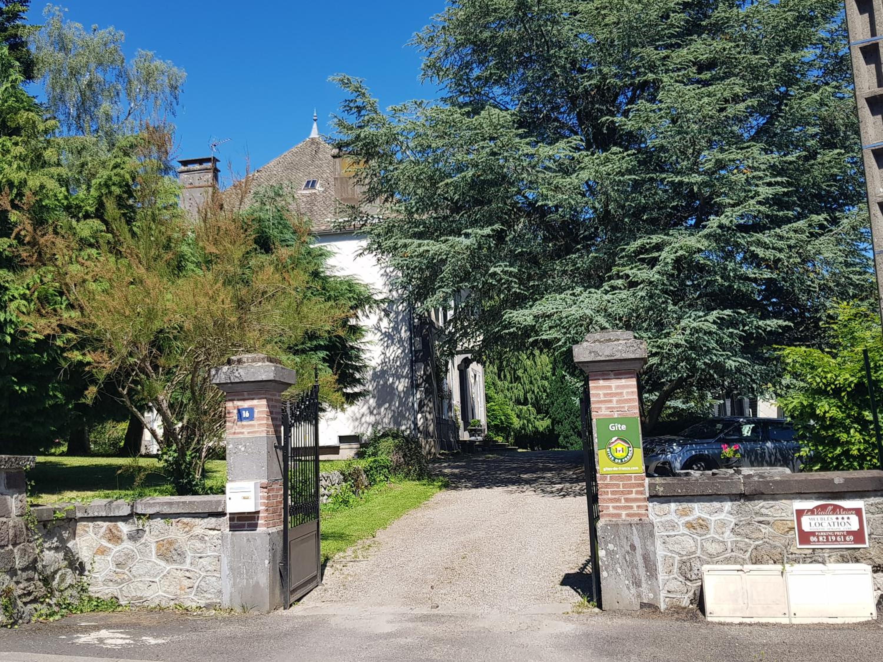 Domaine les Pradets view 3