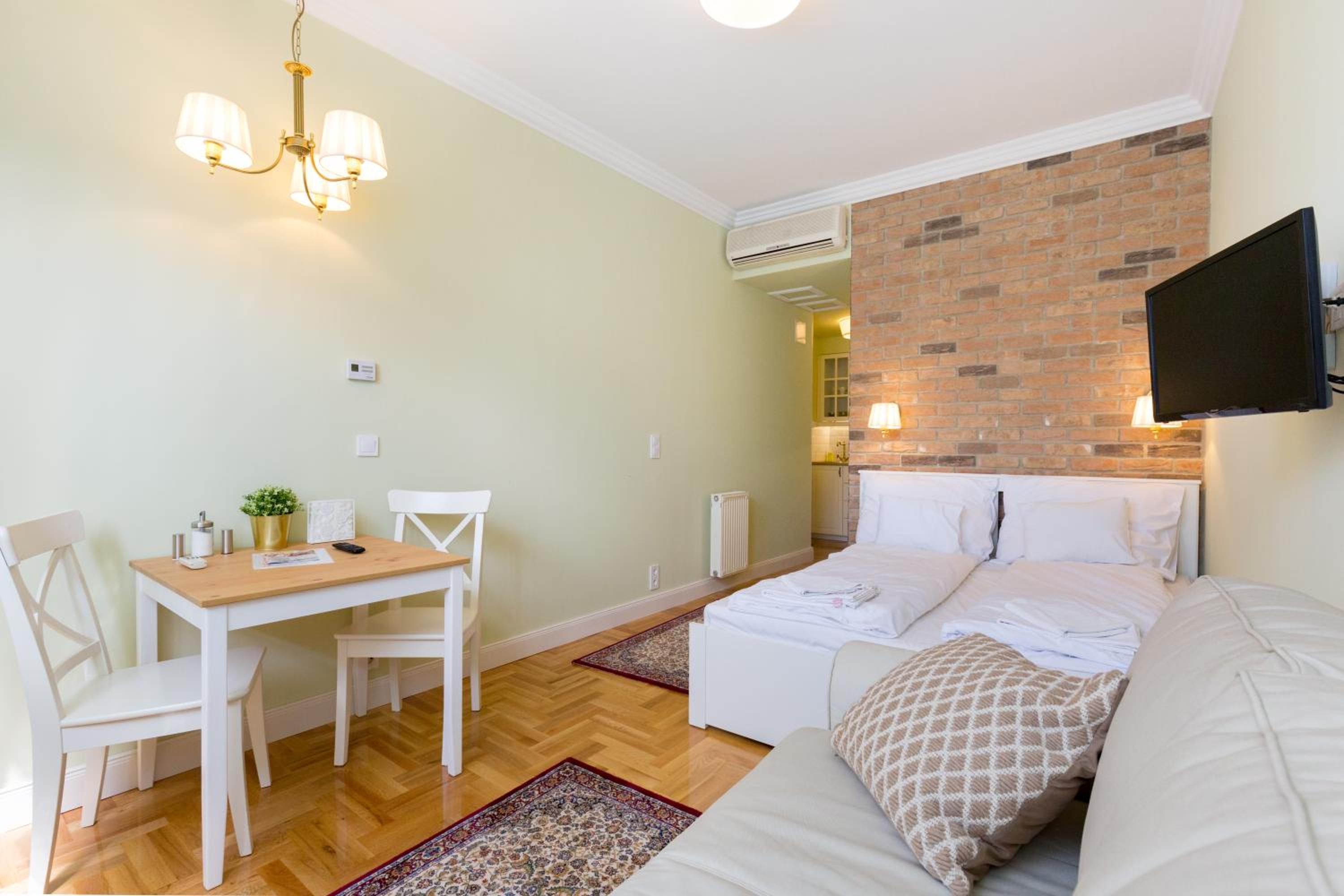 Roland Apartments