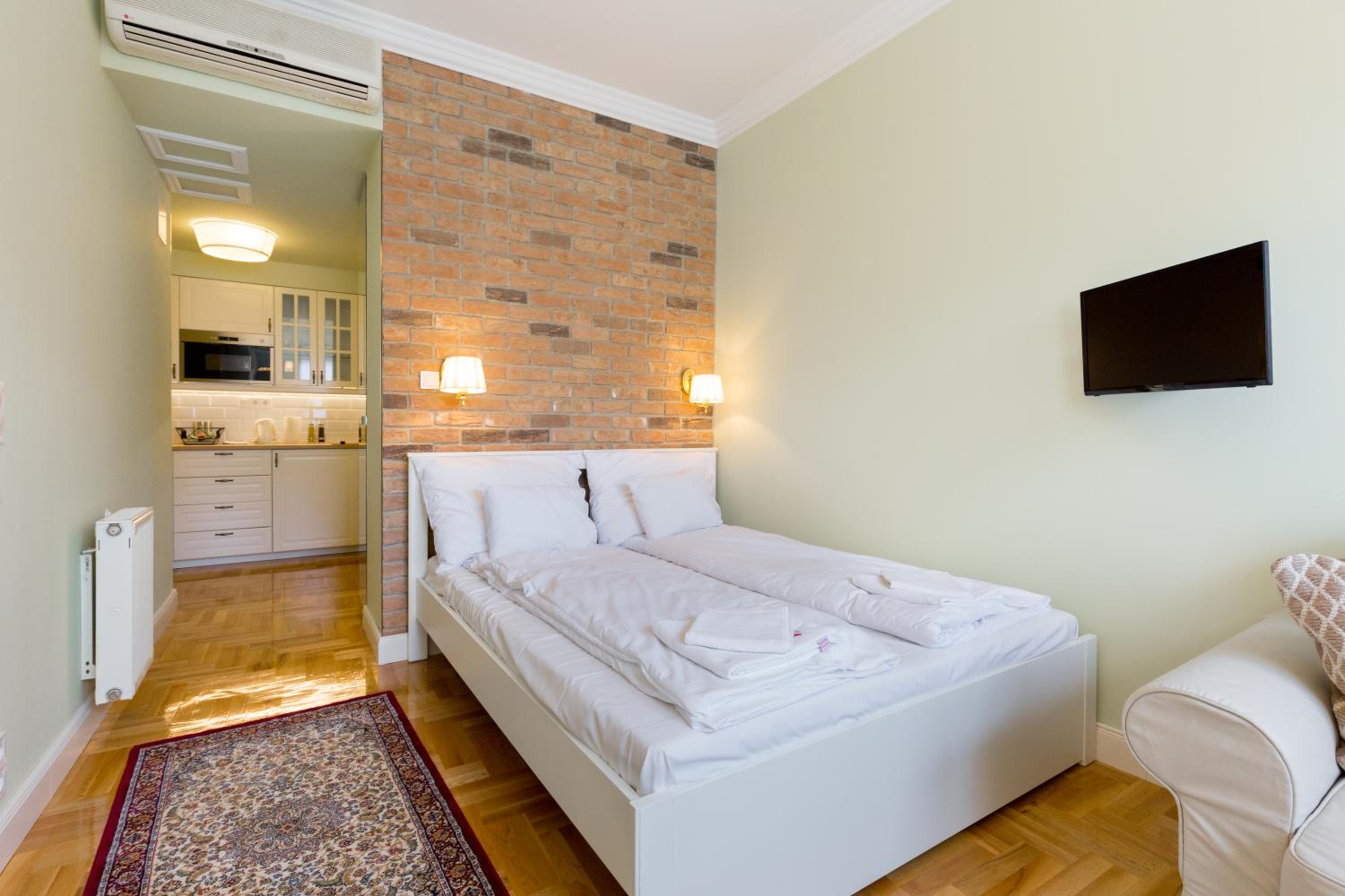 Roland Apartments