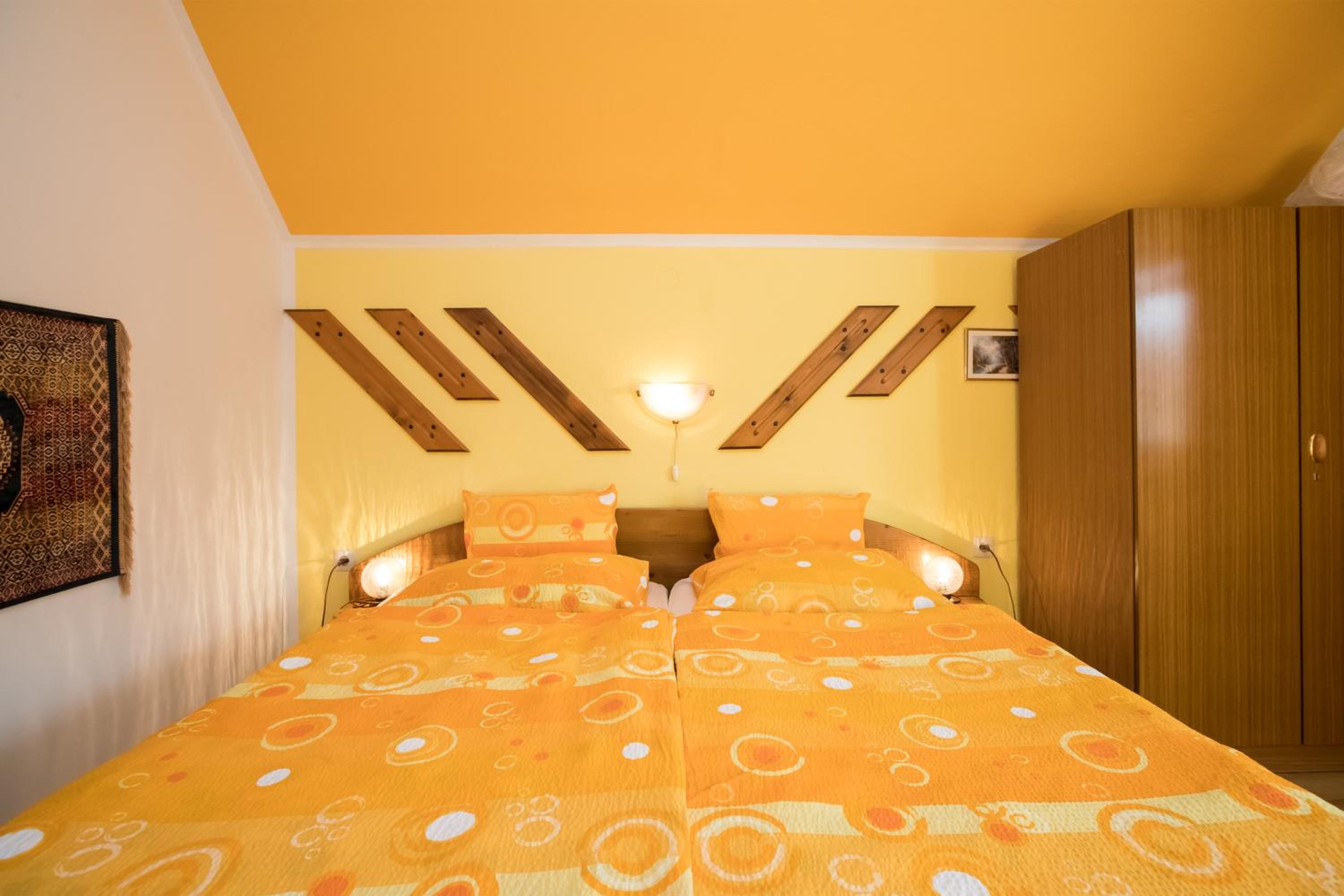 Apartments and Rooms Ražen