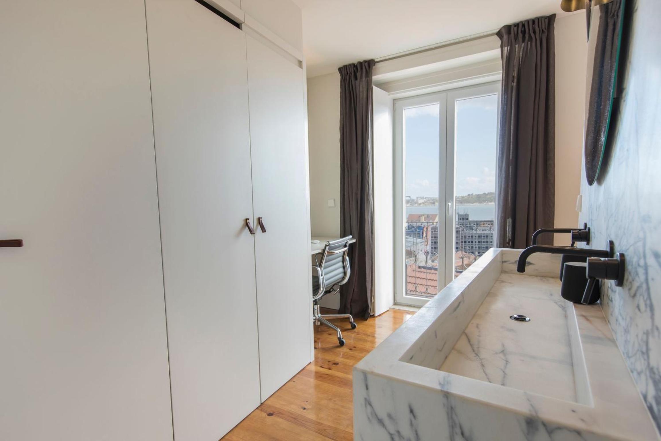 Stunning Penthouse with the best views by LovelyStay view 3
