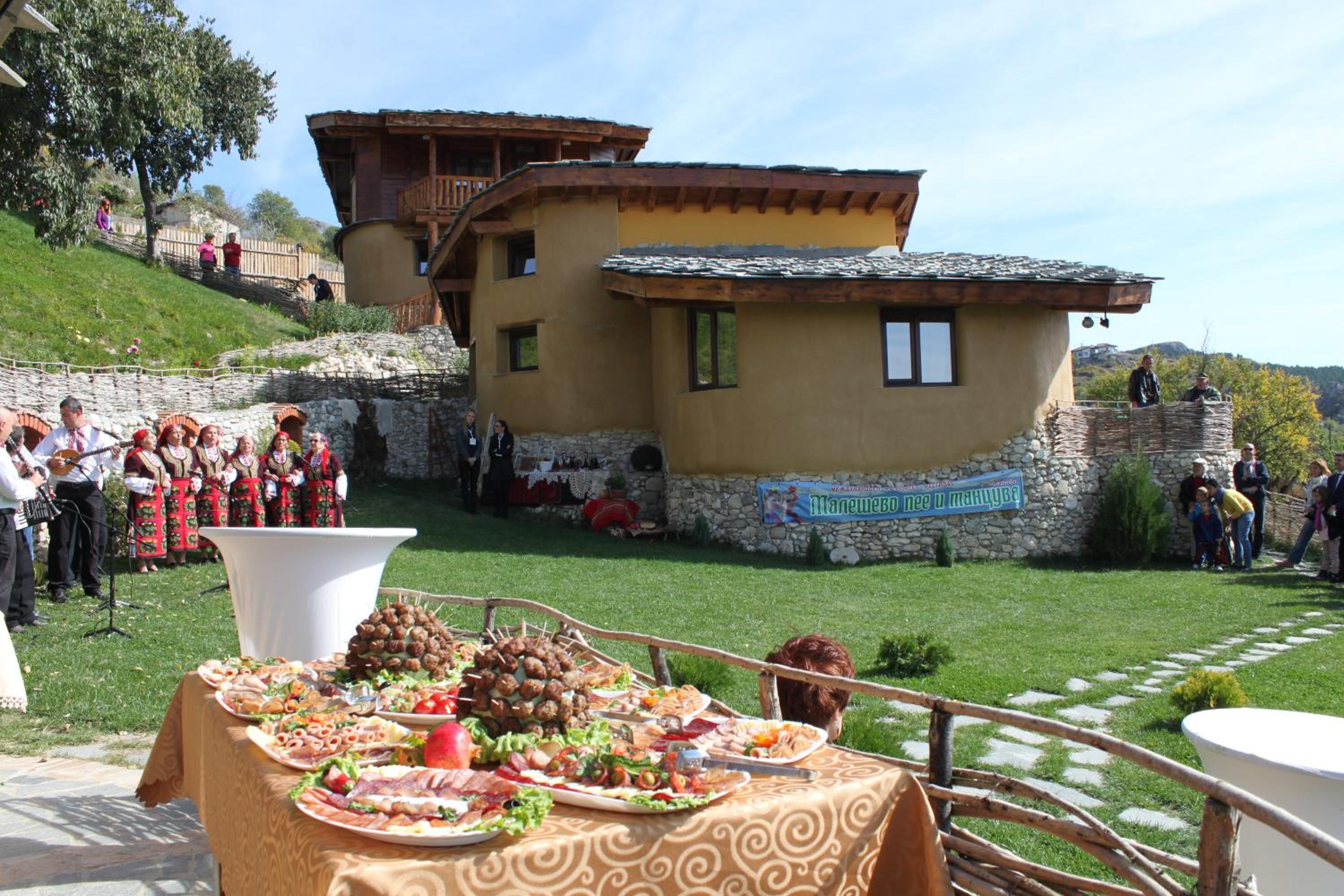 Eco Village Under the Cliffs