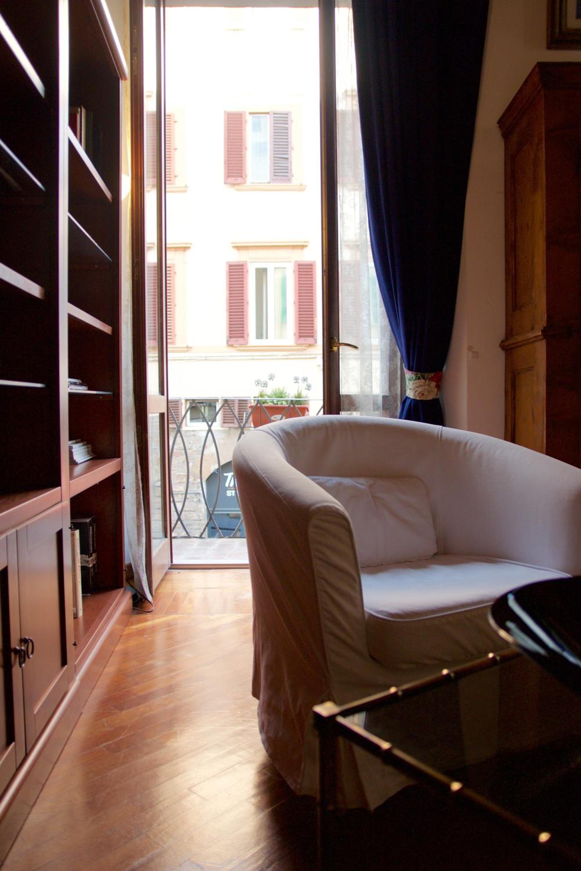 Luxury central flat river view