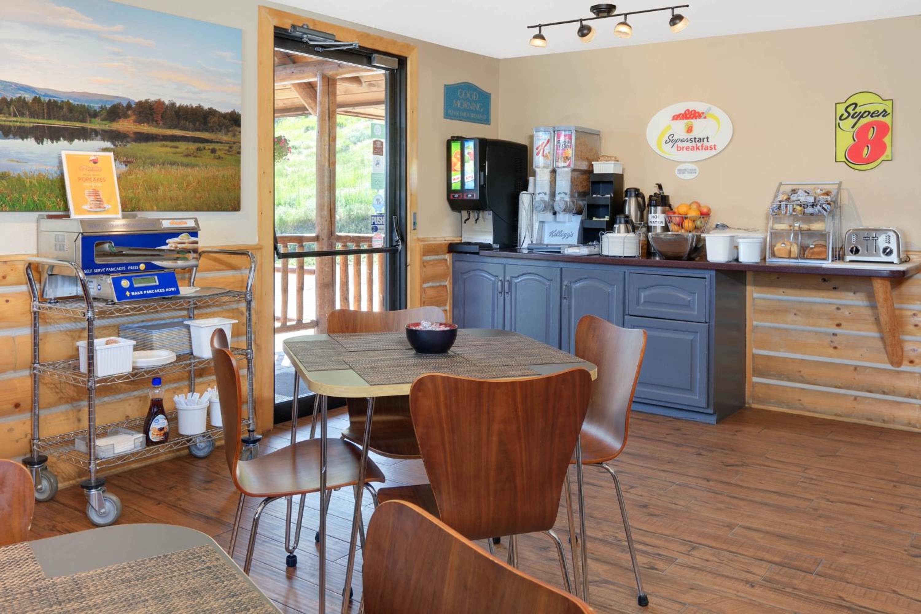 Cody Vacations - Super 8 by Wyndham Cody - Property Image 12