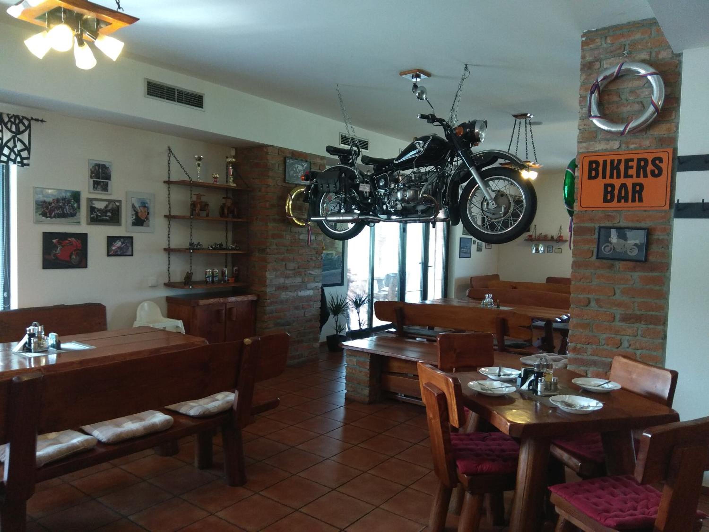 Penzion a Motobar Bravantice