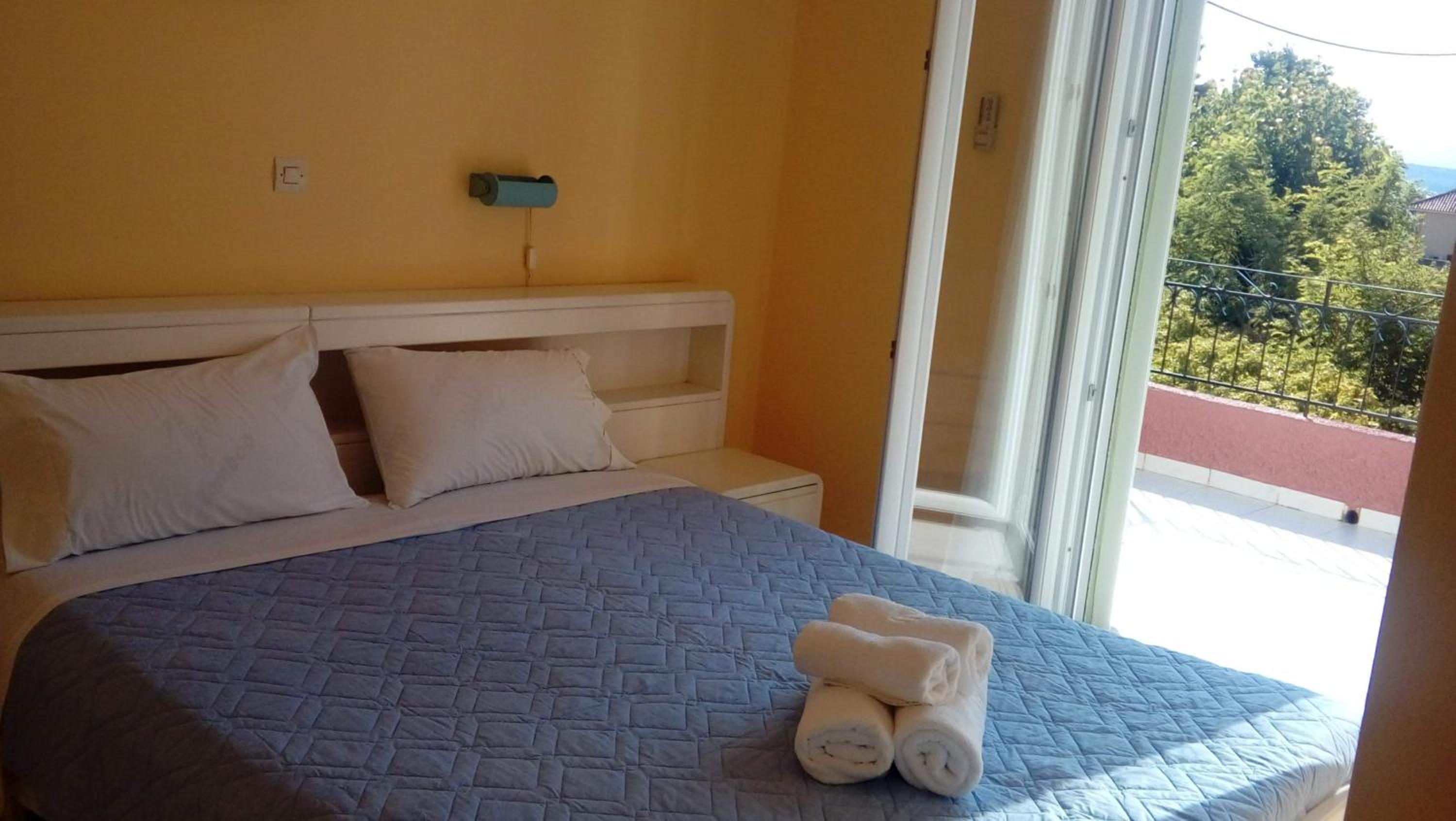 Yellow house photo 5