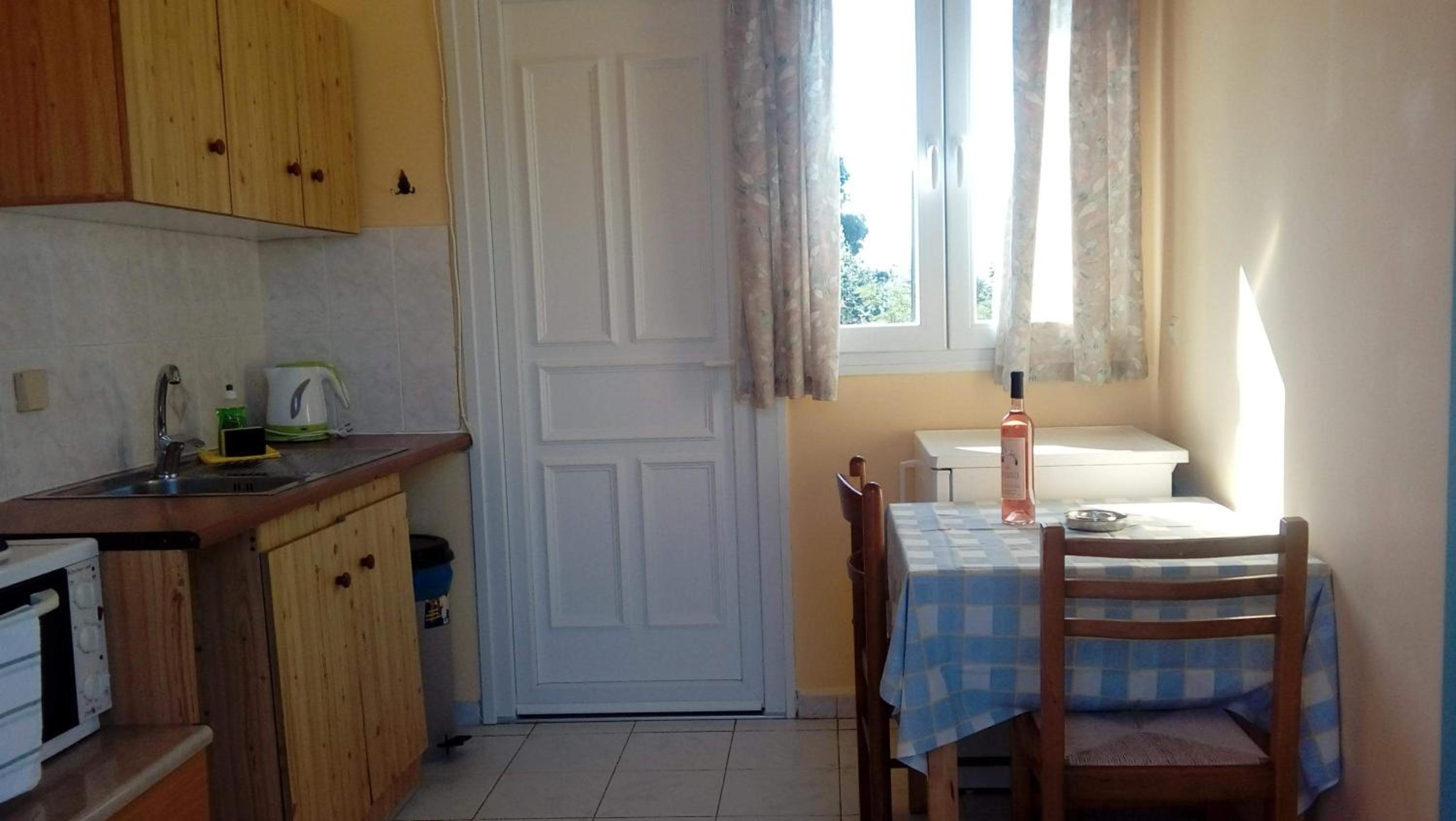 Yellow house photo 4