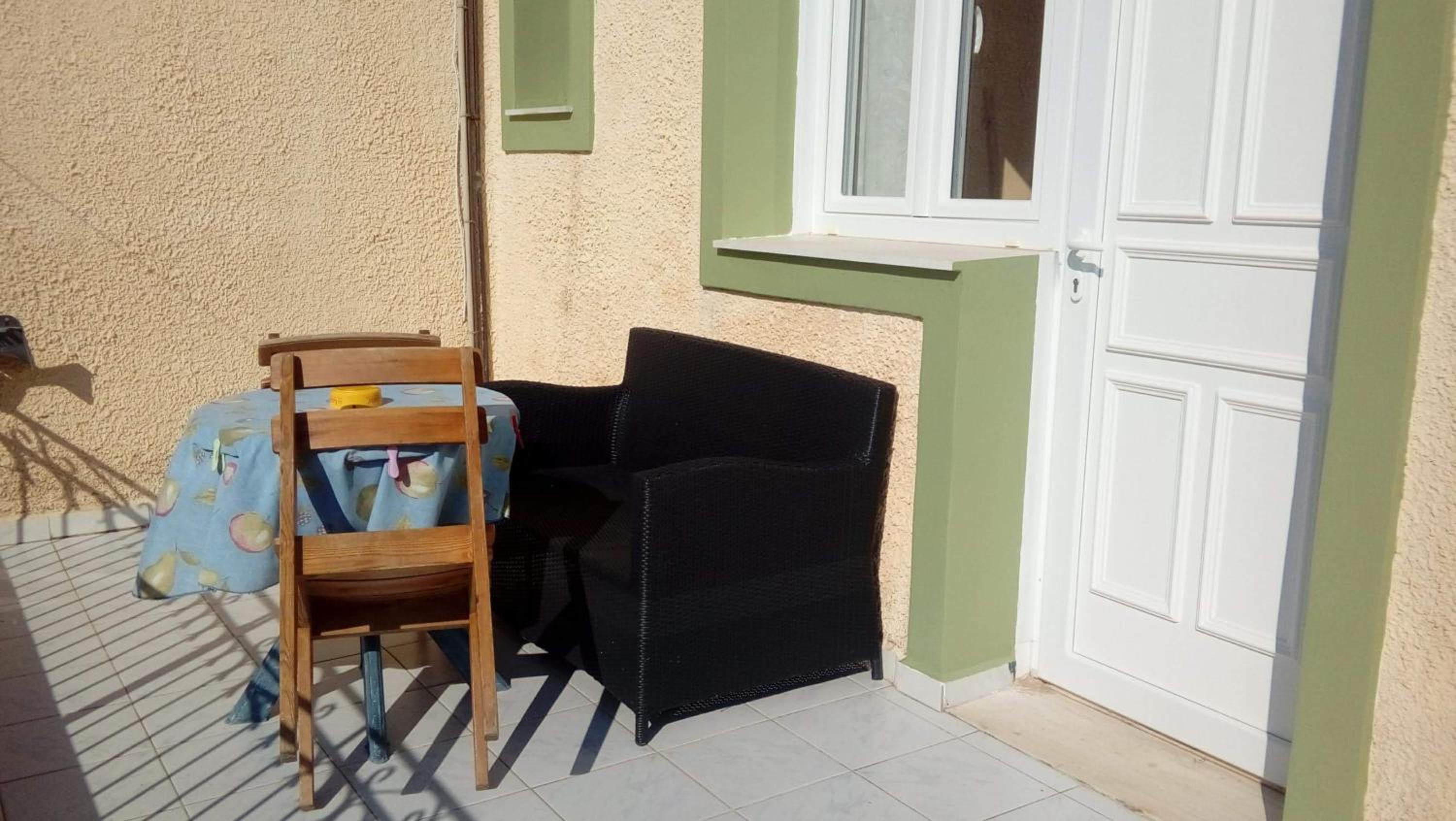 Yellow house photo 3