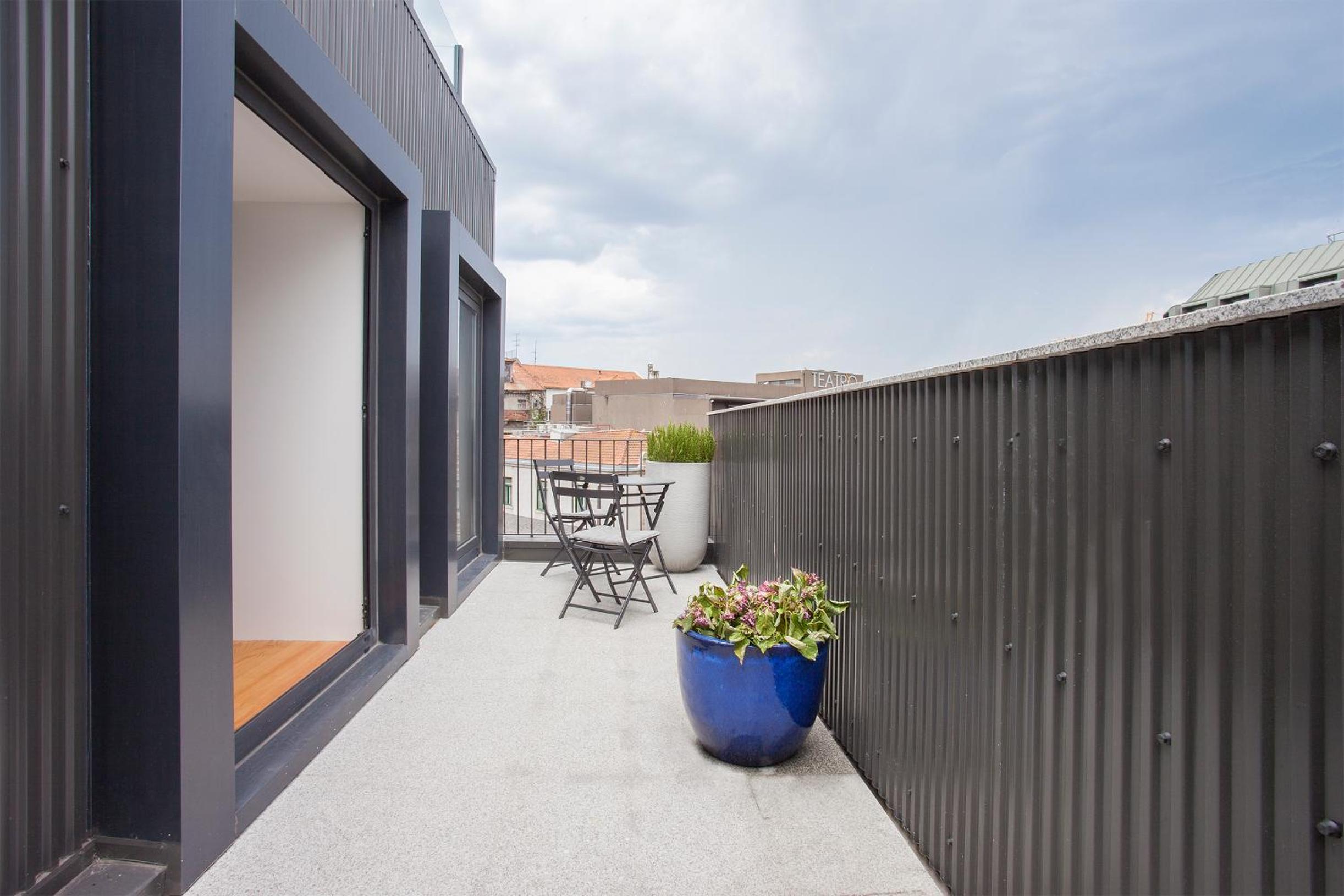 Downtown Luxury Studio with Balcony by Liiiving