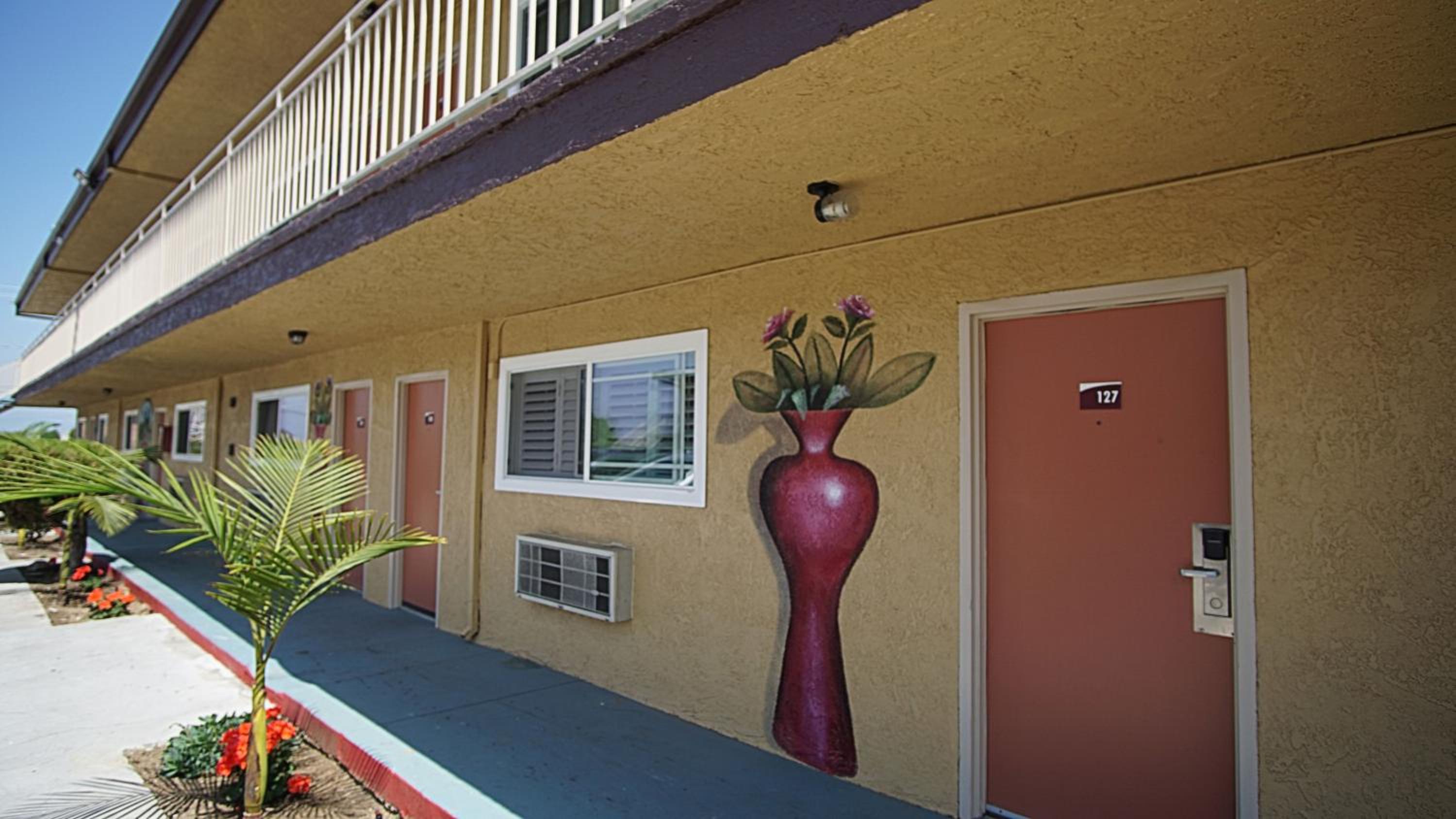 Los Angeles Inn & Suites - LAX