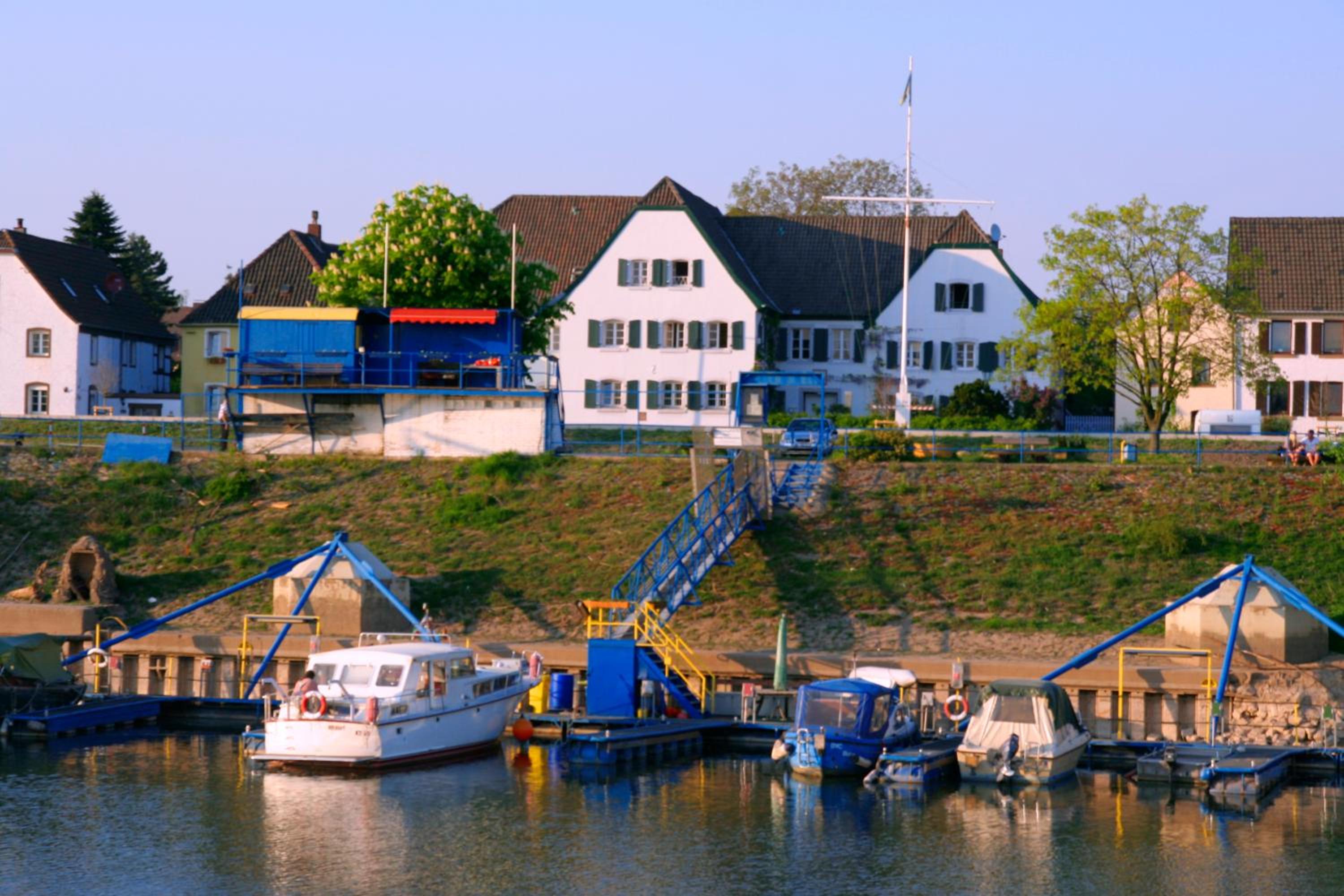 Rhein River Guesthouse - direkt am Rhein