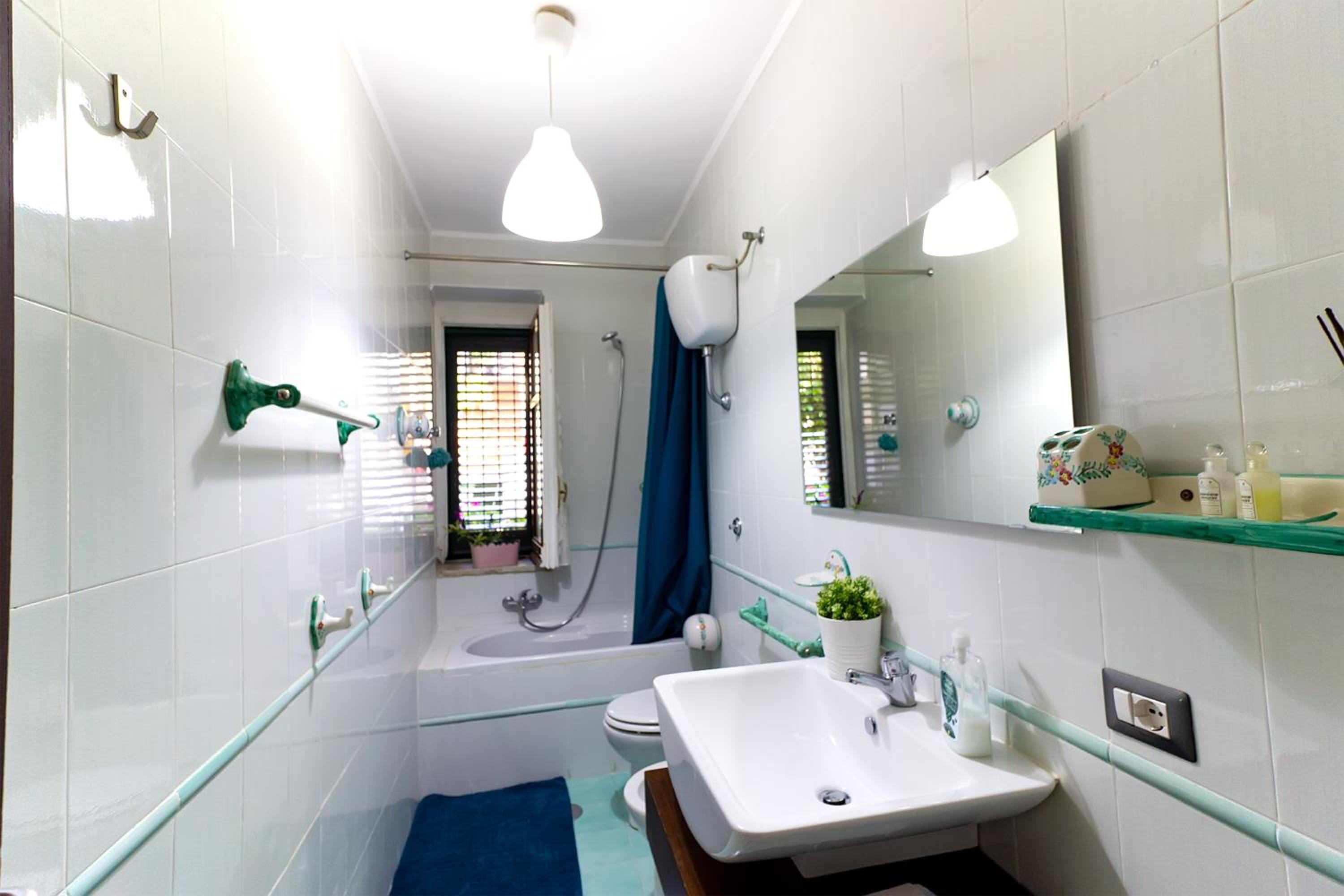 Casa Maria en Vietri — bathroom