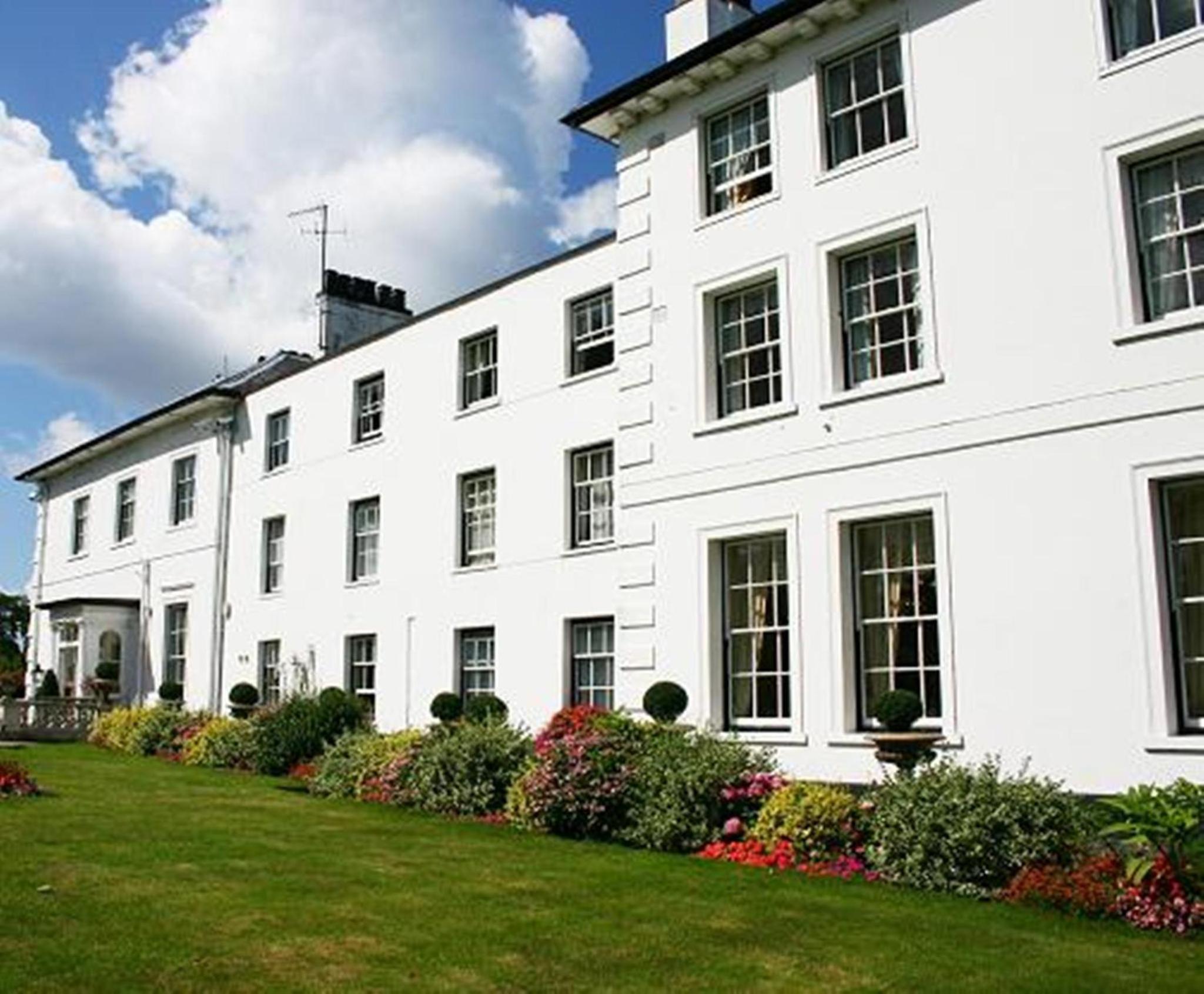 Hotel West Lodge Park - Image 1