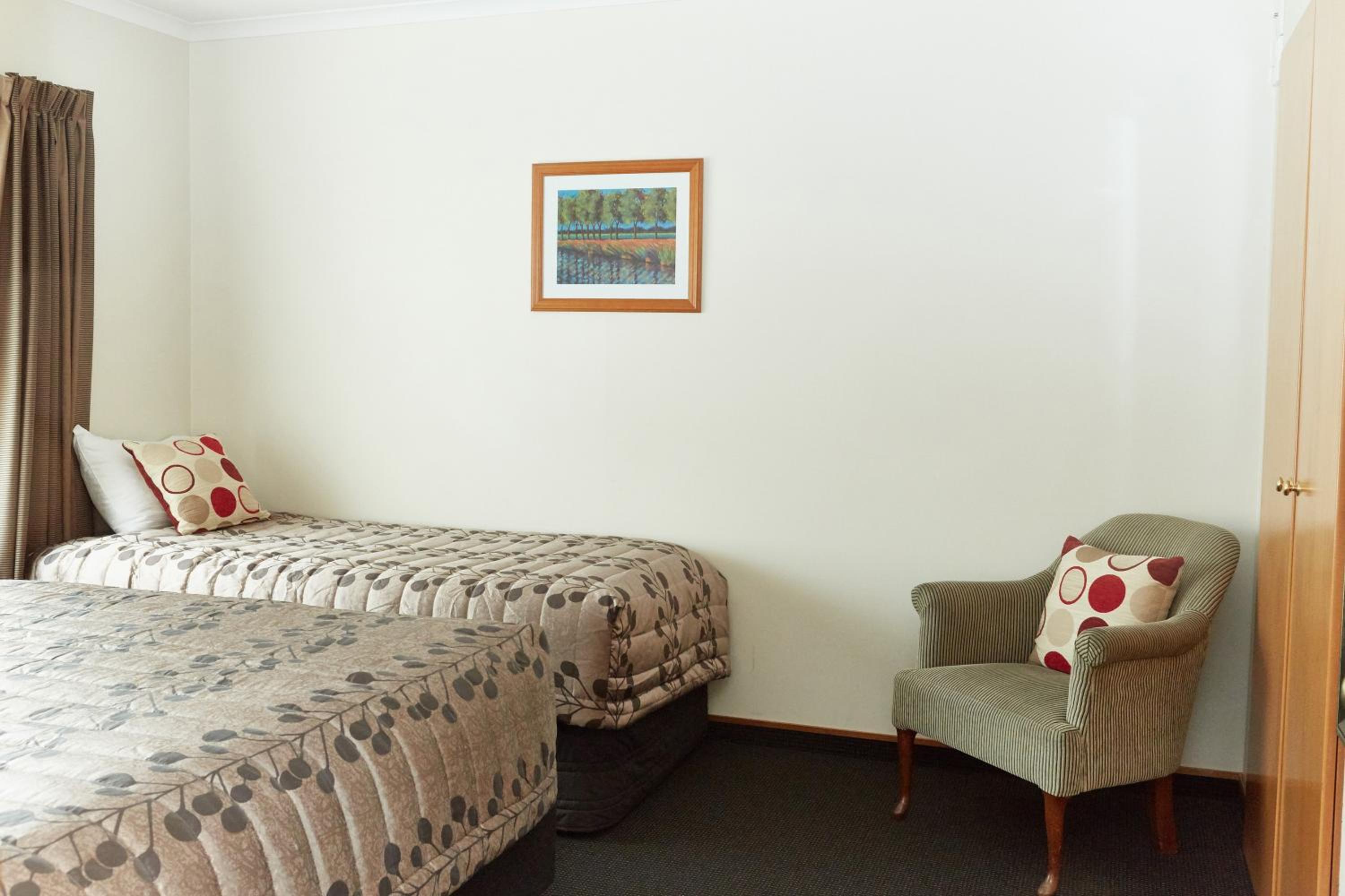 Admiral Court Motel & Apartments