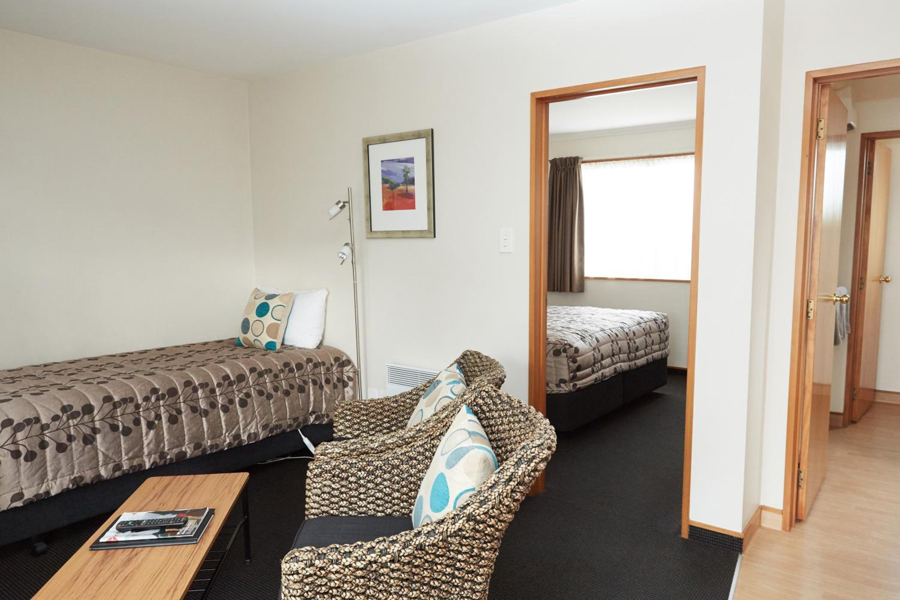 Admiral Court Motel & Apartments