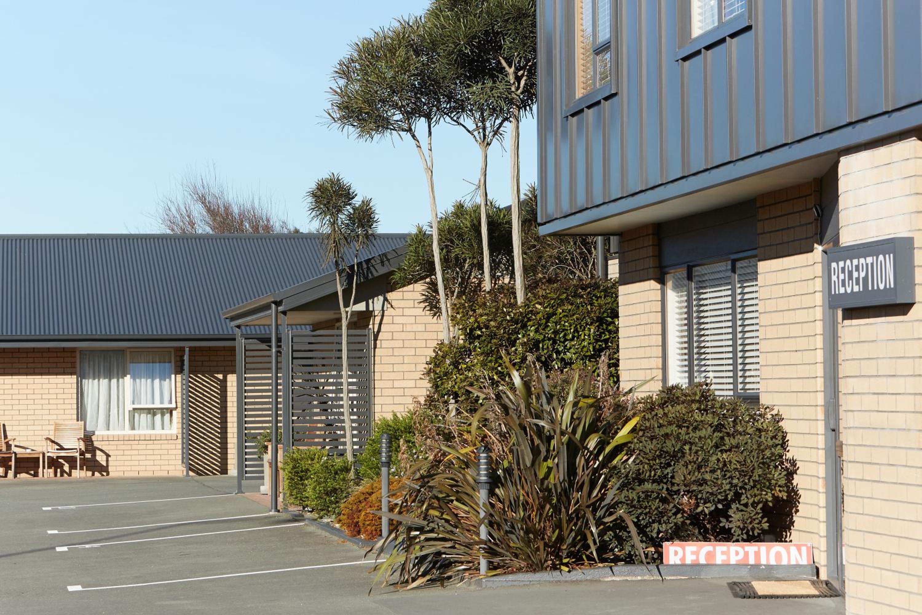 Admiral Court Motel & Apartments
