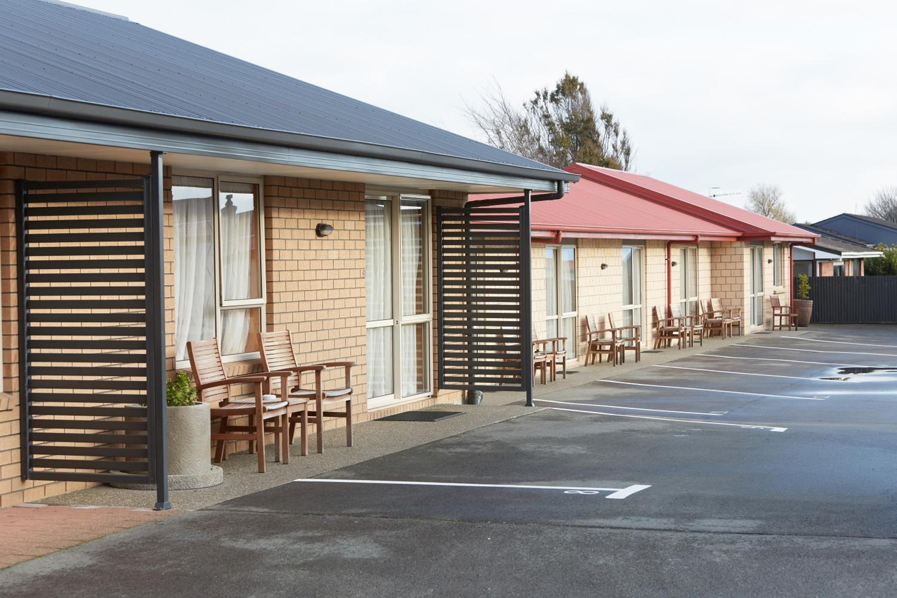 Admiral Court Motel & Apartments
