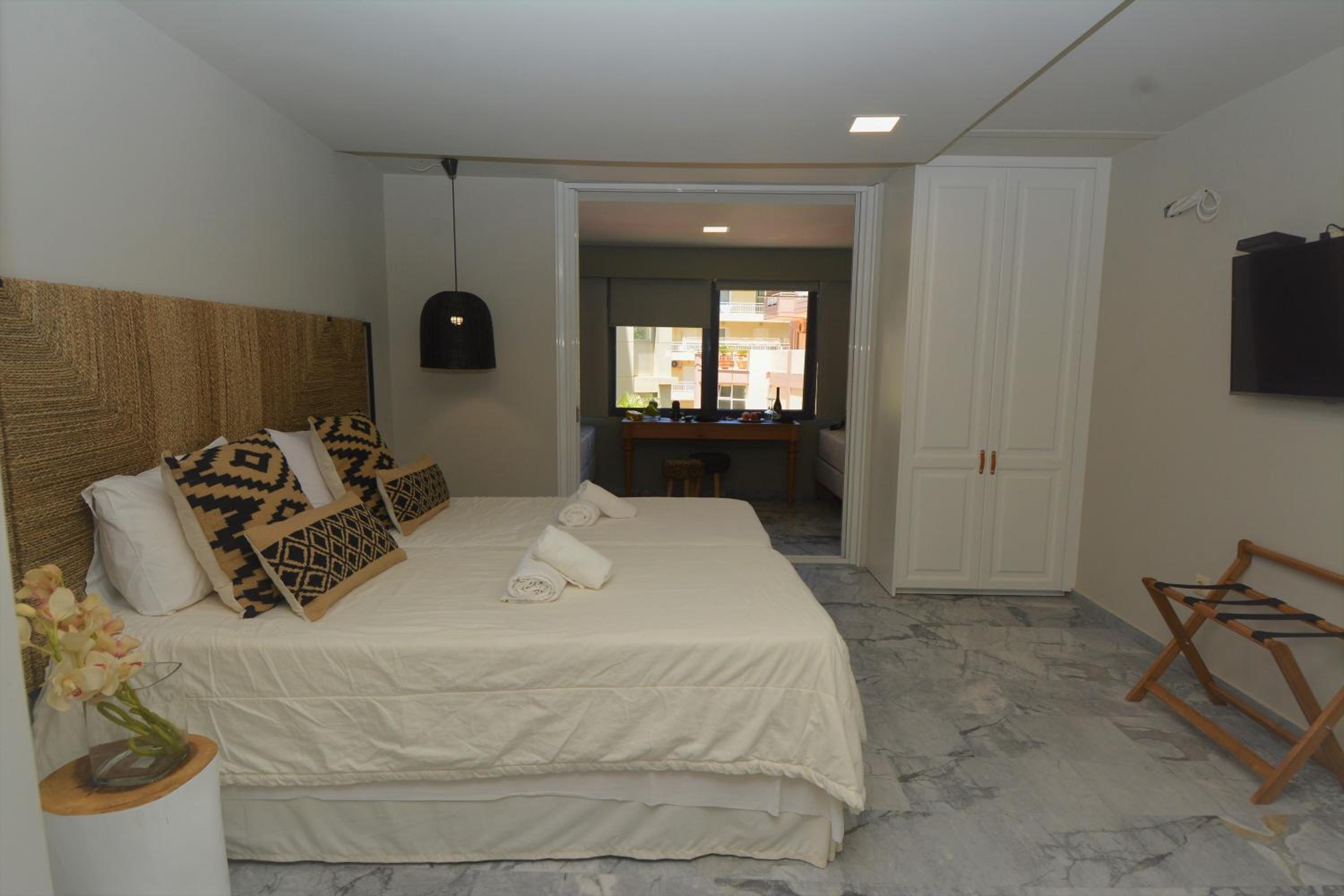 Candia Suites & Rooms