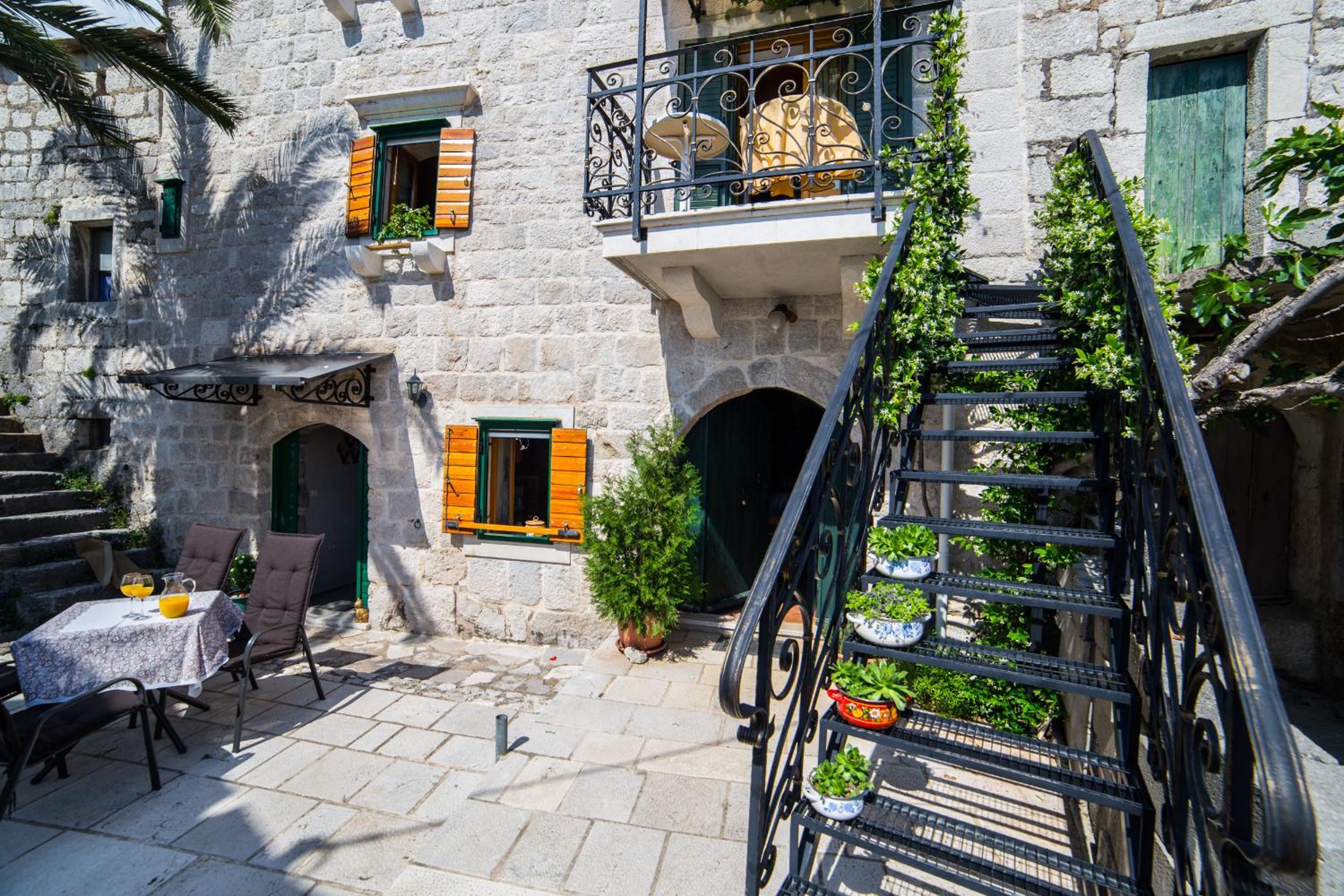 Small house Pivcevi view 3