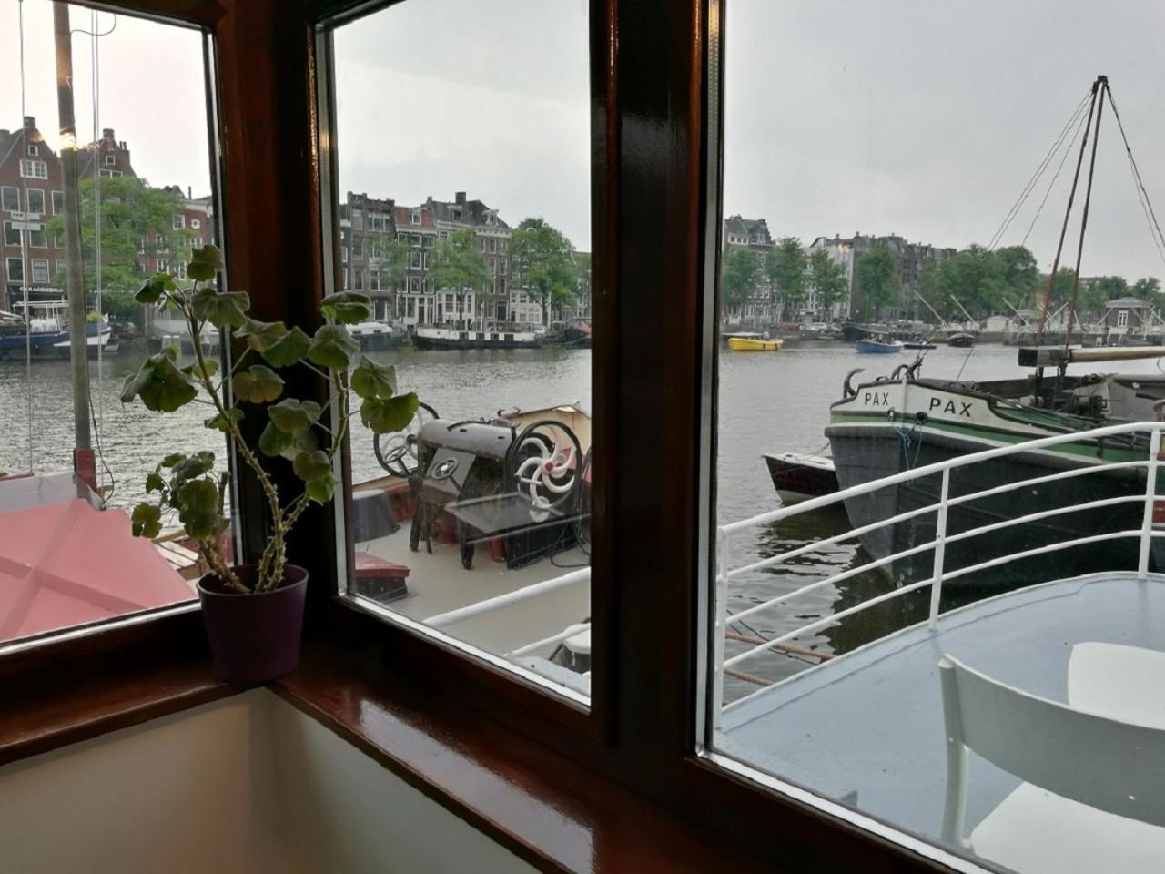 houseboat Rose photo 2
