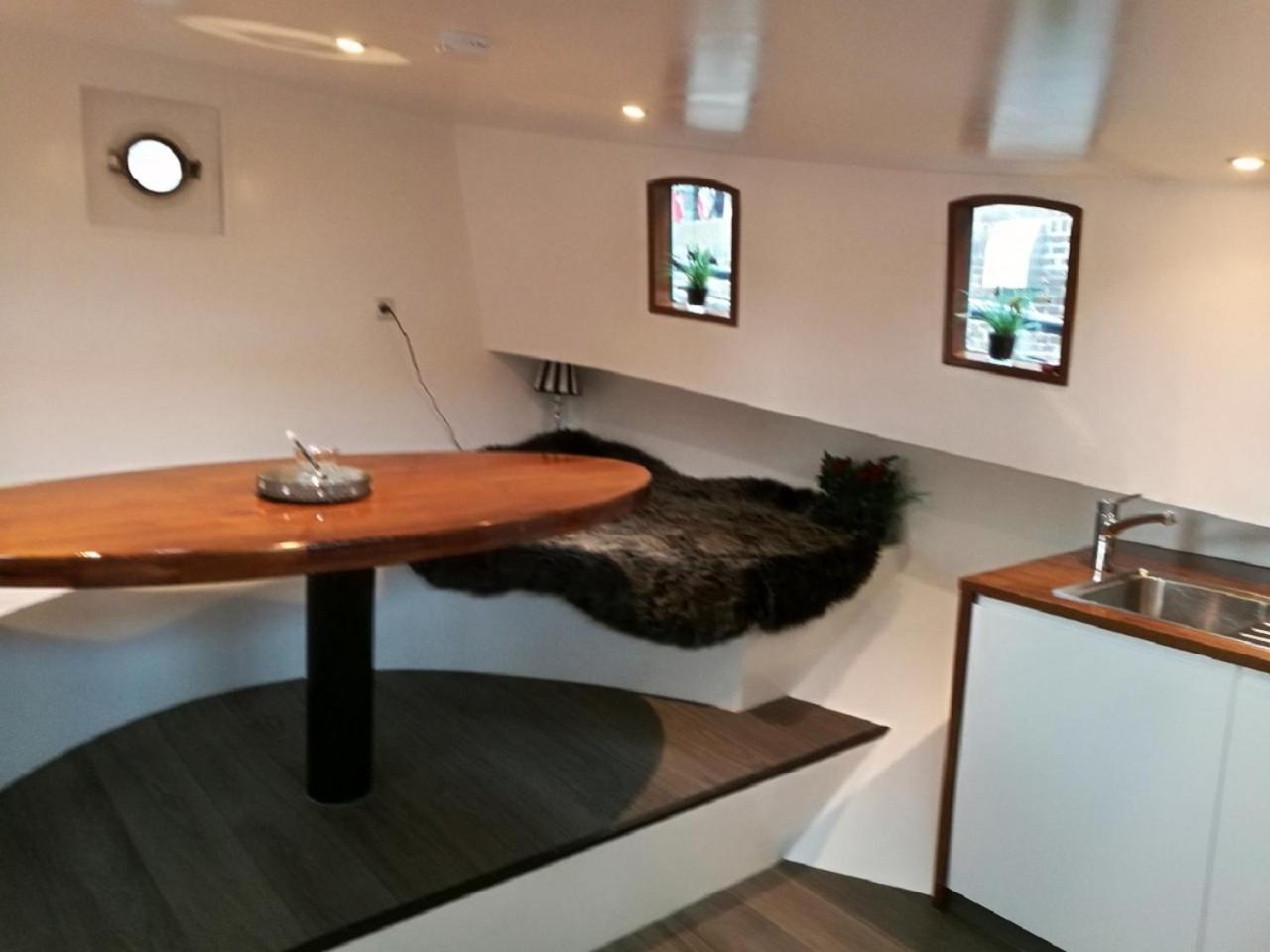 houseboat Rose photo 4