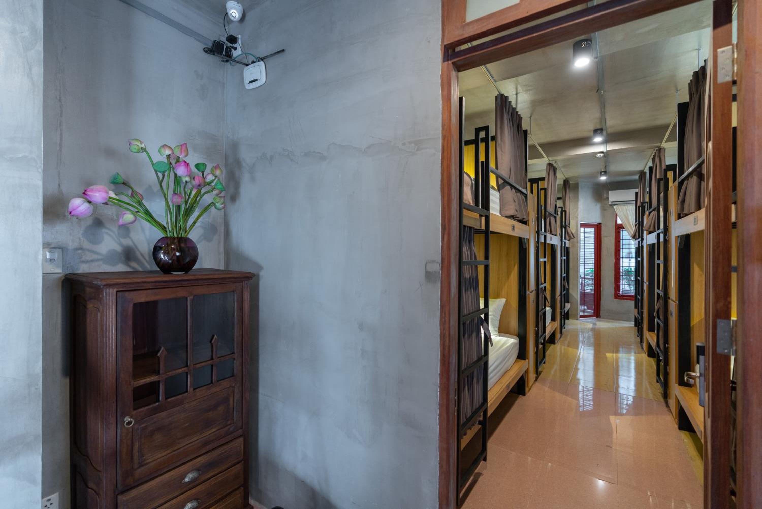 9 Hostel and Bar