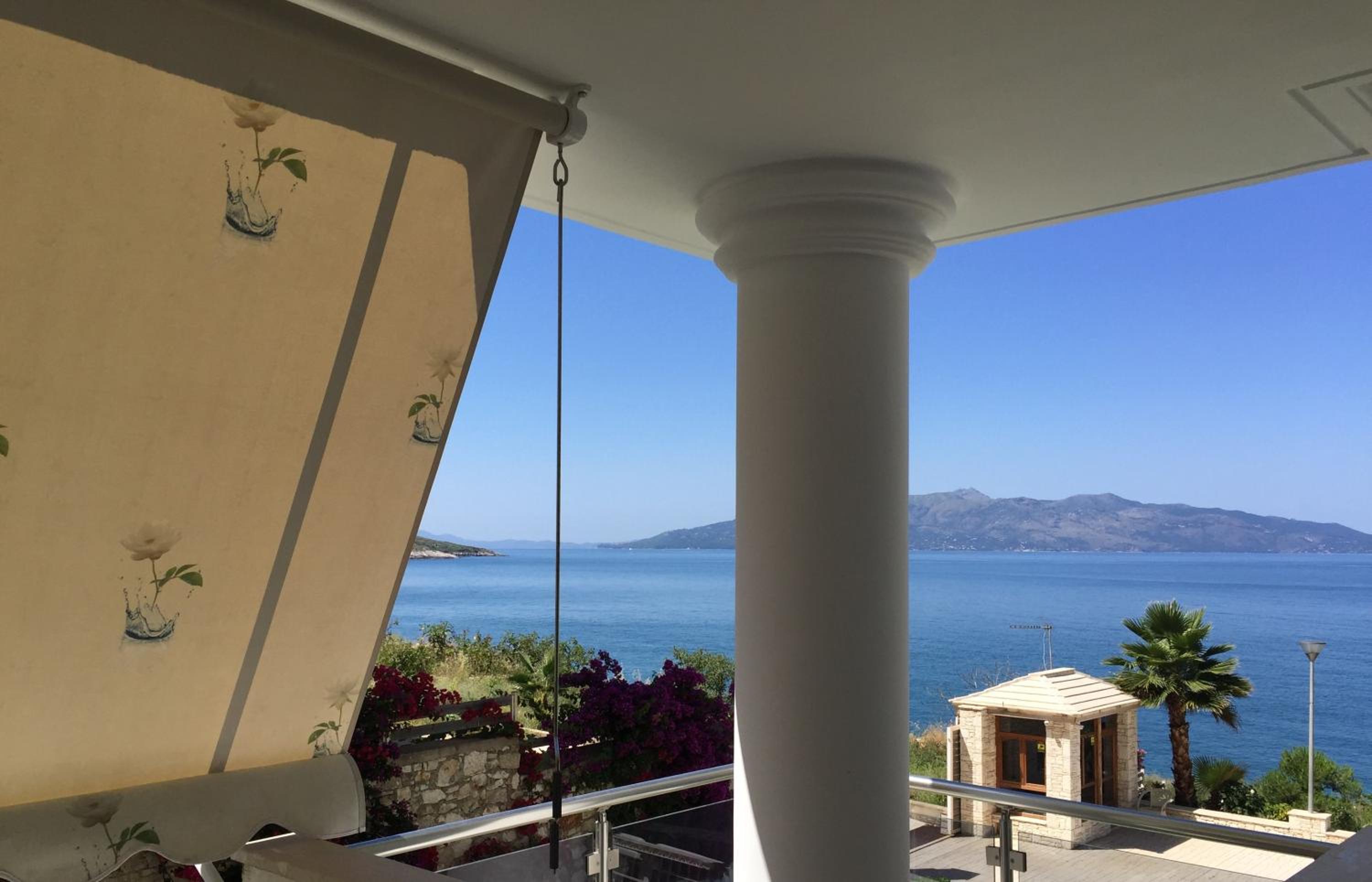 Diamond Sofia apartment en Sarandë — balance & terrace