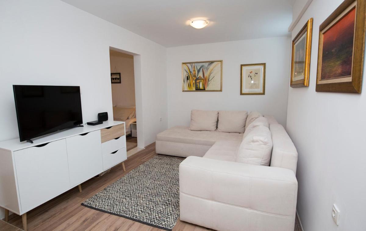 Sweet Apartment City Center Split view 4