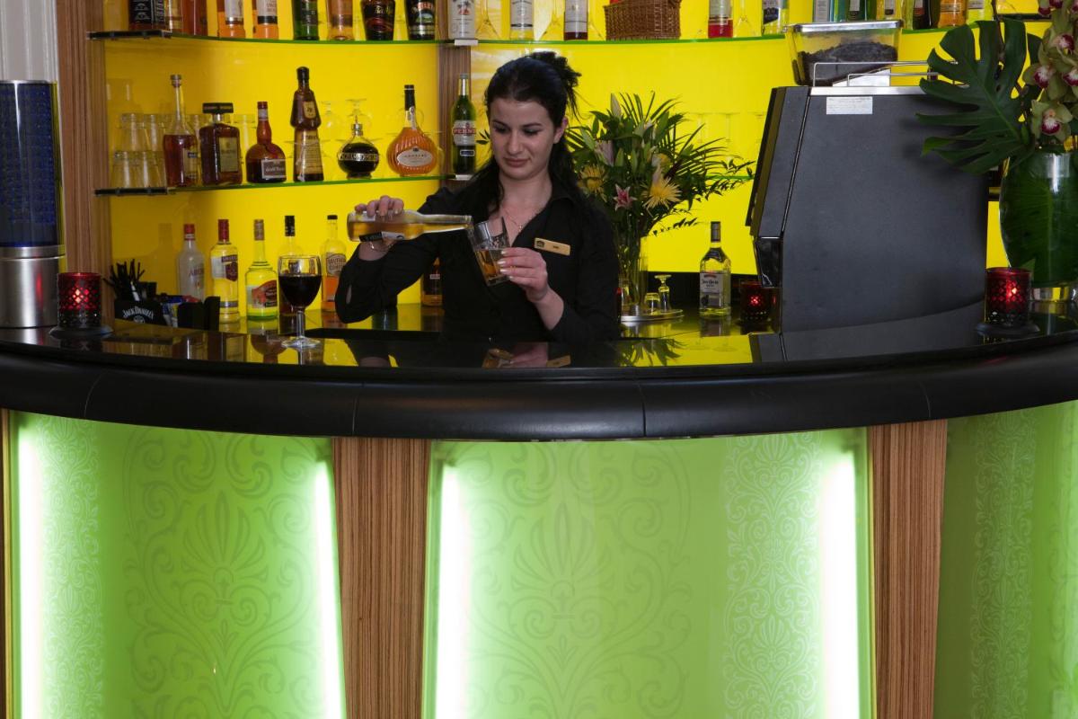 bar