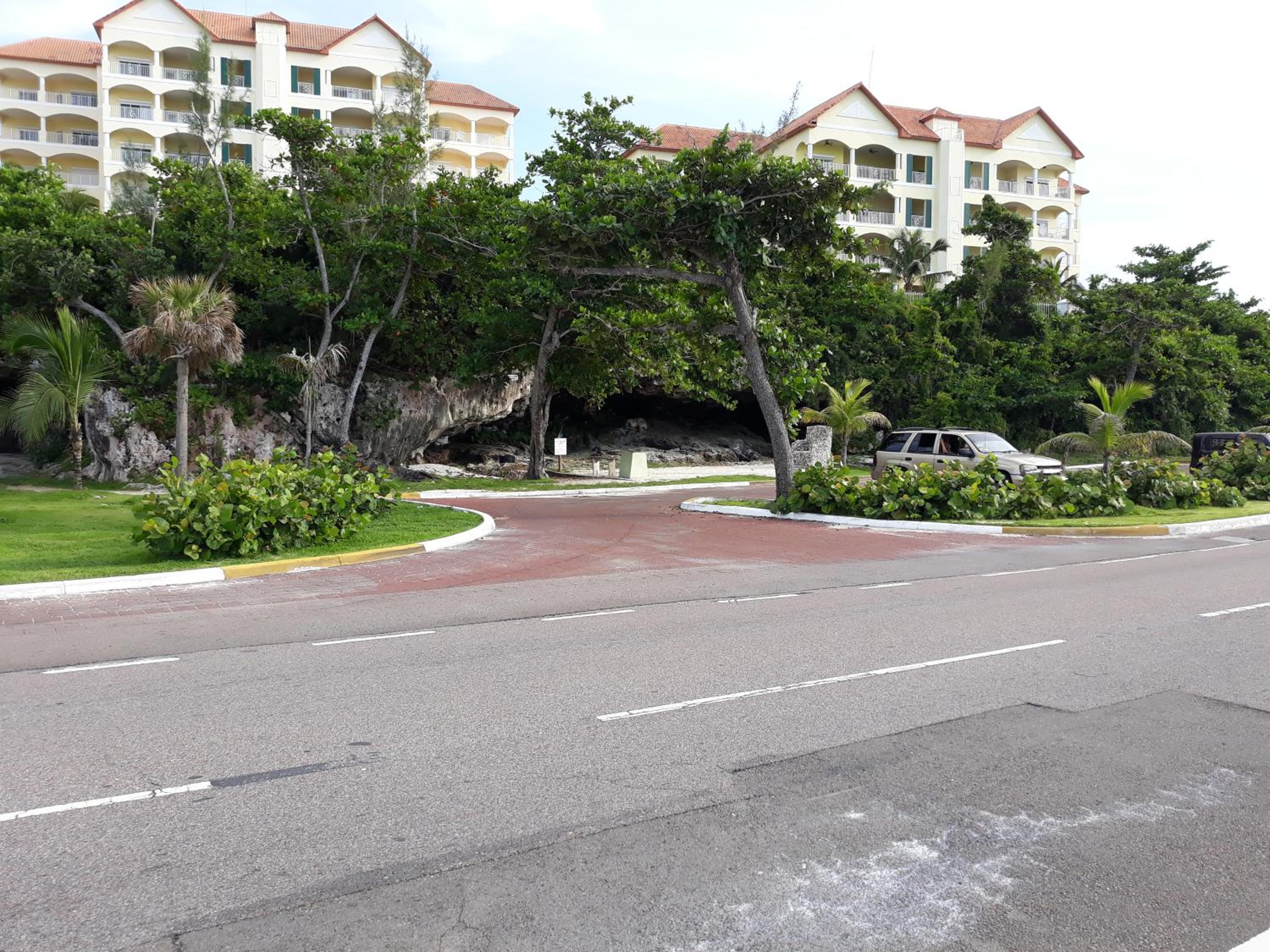 BELL At The Airport Suites Adults Only - Free Airport Transportation