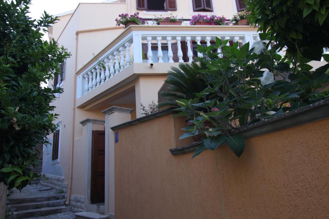 App with a lovely patio