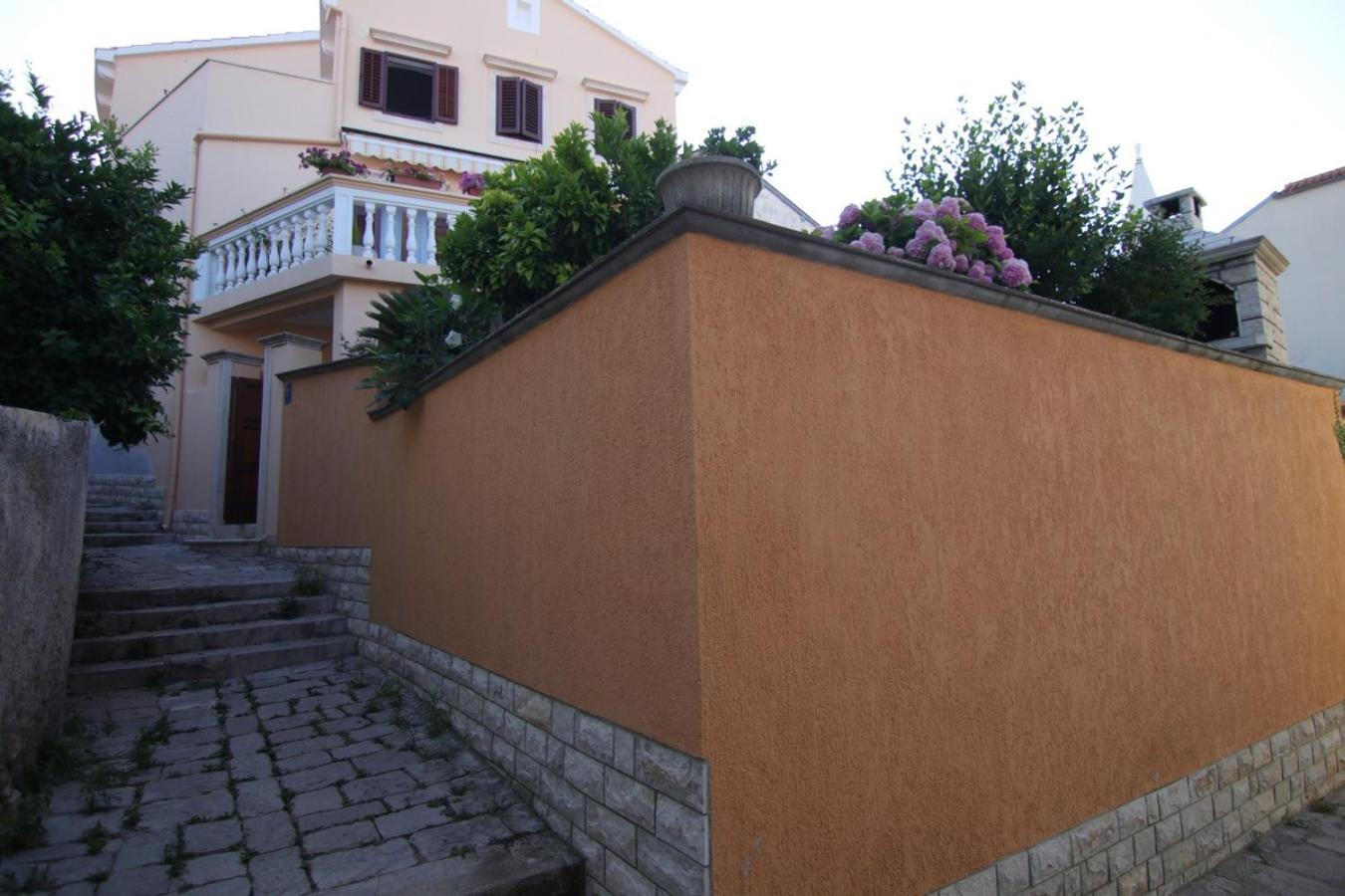 App with a lovely patio