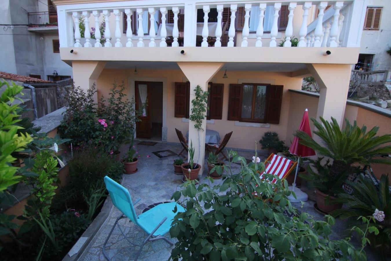 App with a lovely patio