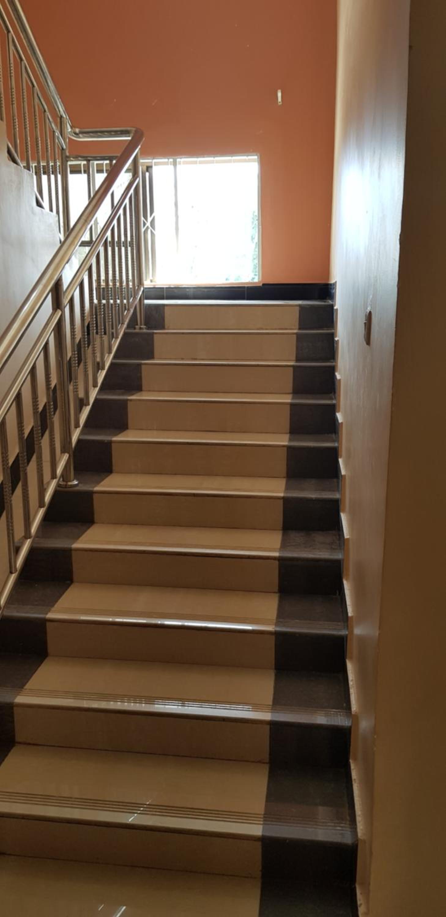 B10 Airport Lodge