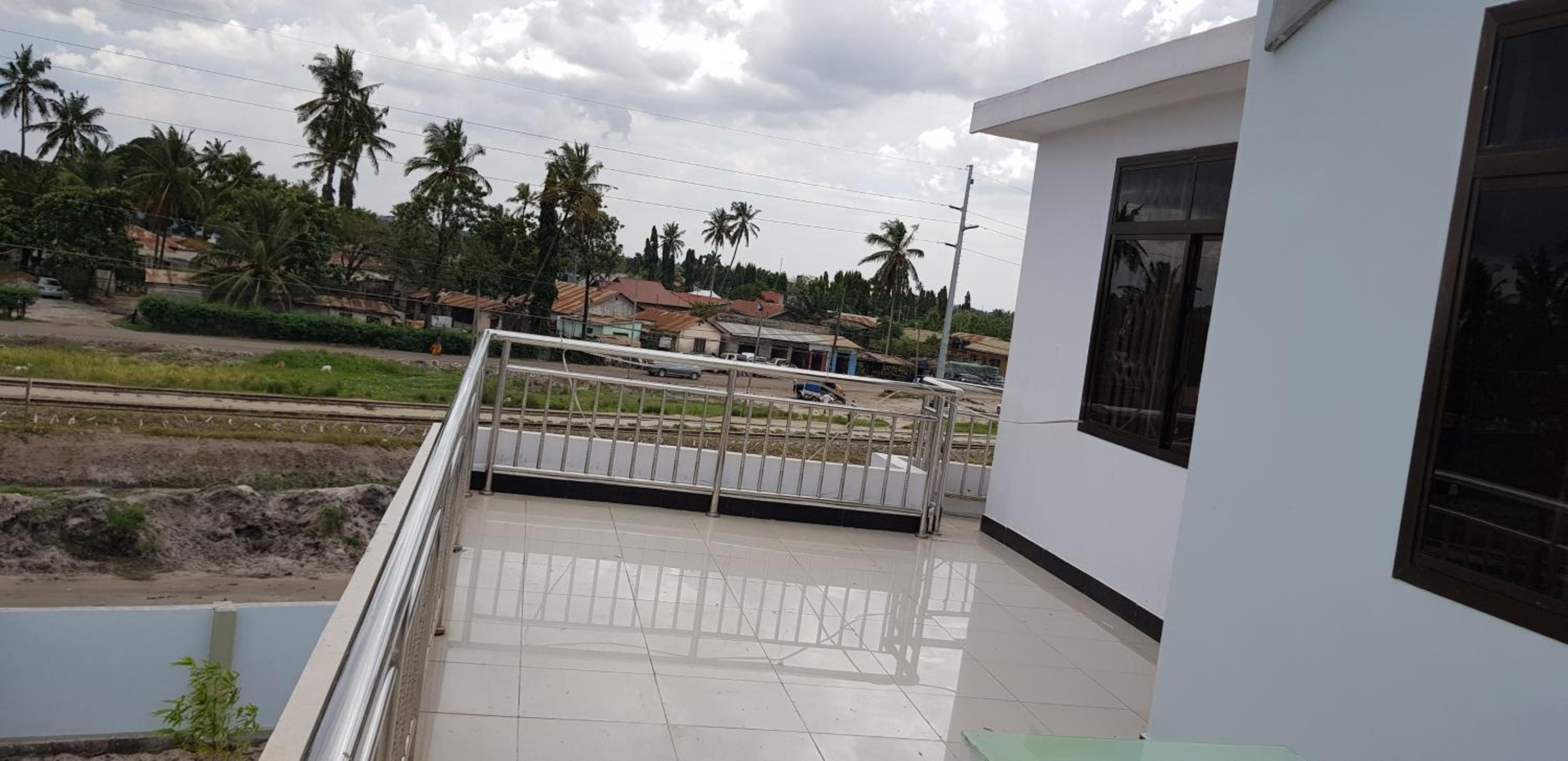 B10 Airport Lodge