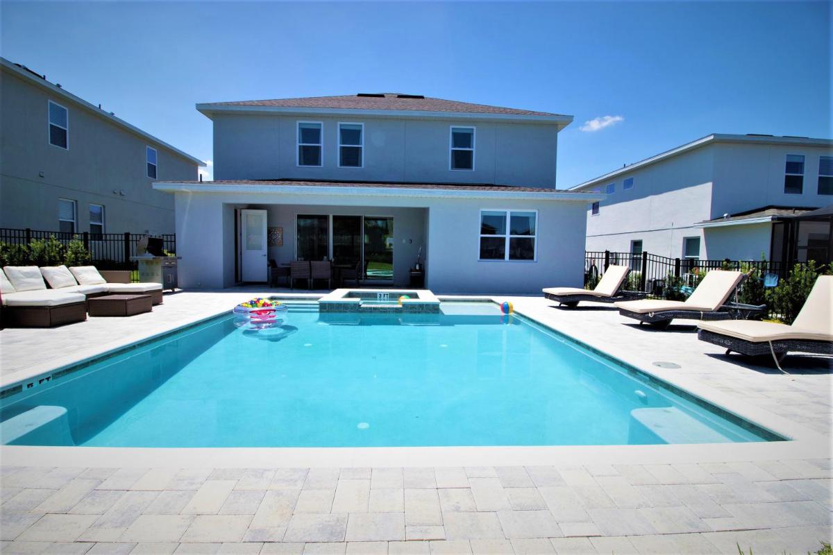 6 Bedroom Vacation Home with Pool (1829)