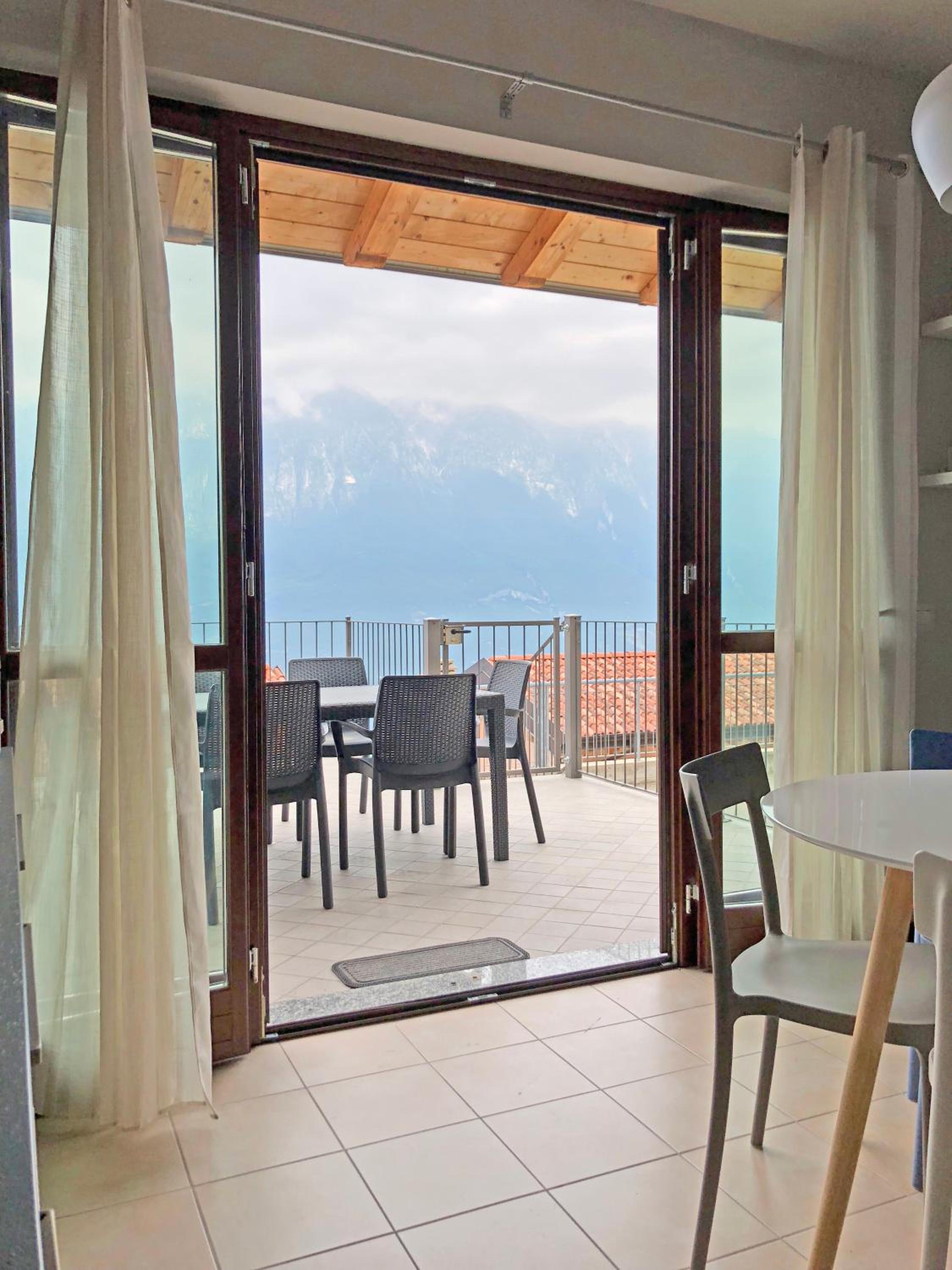 La Quiete 09 terrace apartment by Gardadomusmea view 2