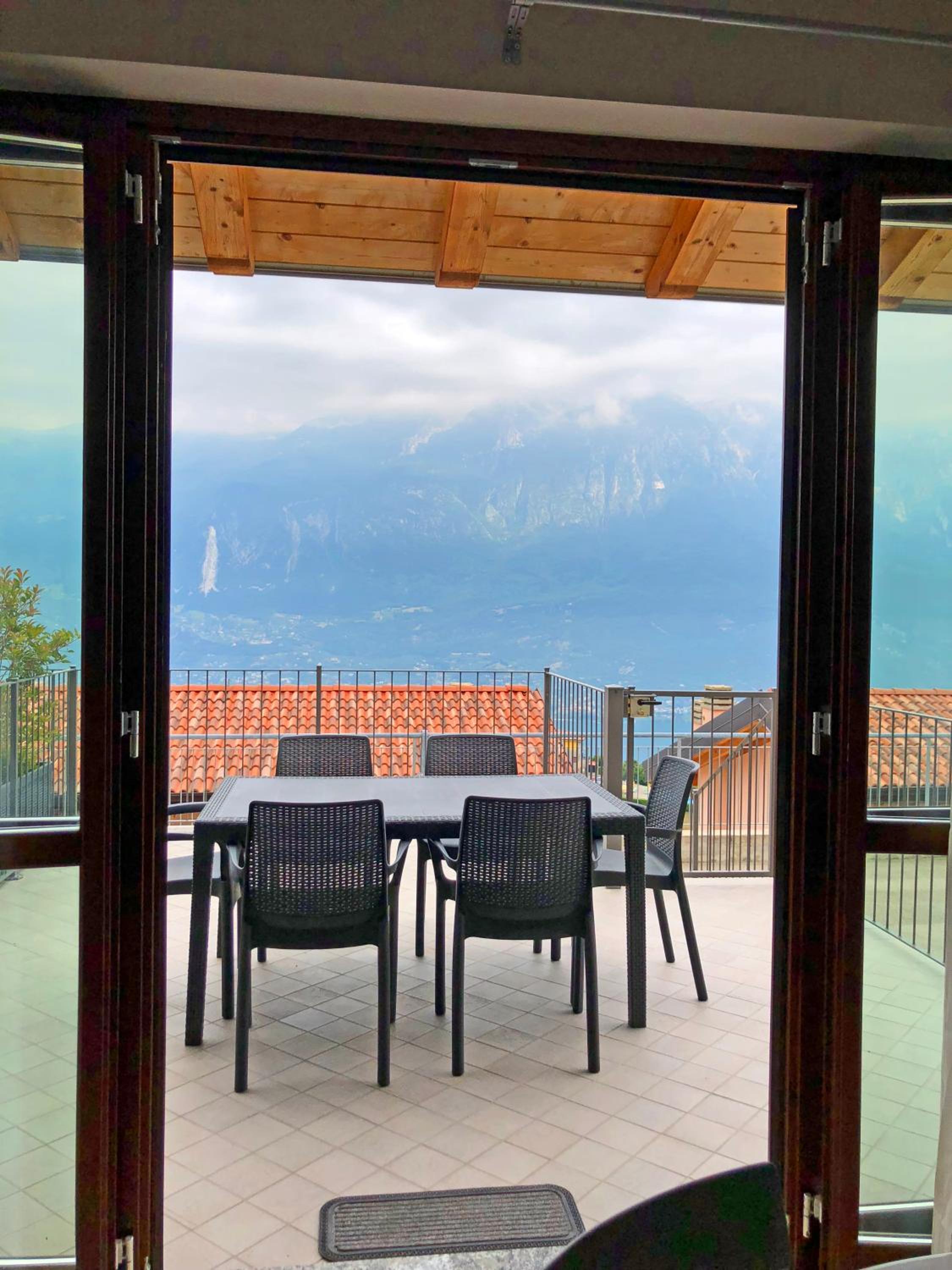 La Quiete 09 terrace apartment by Gardadomusmea view 4