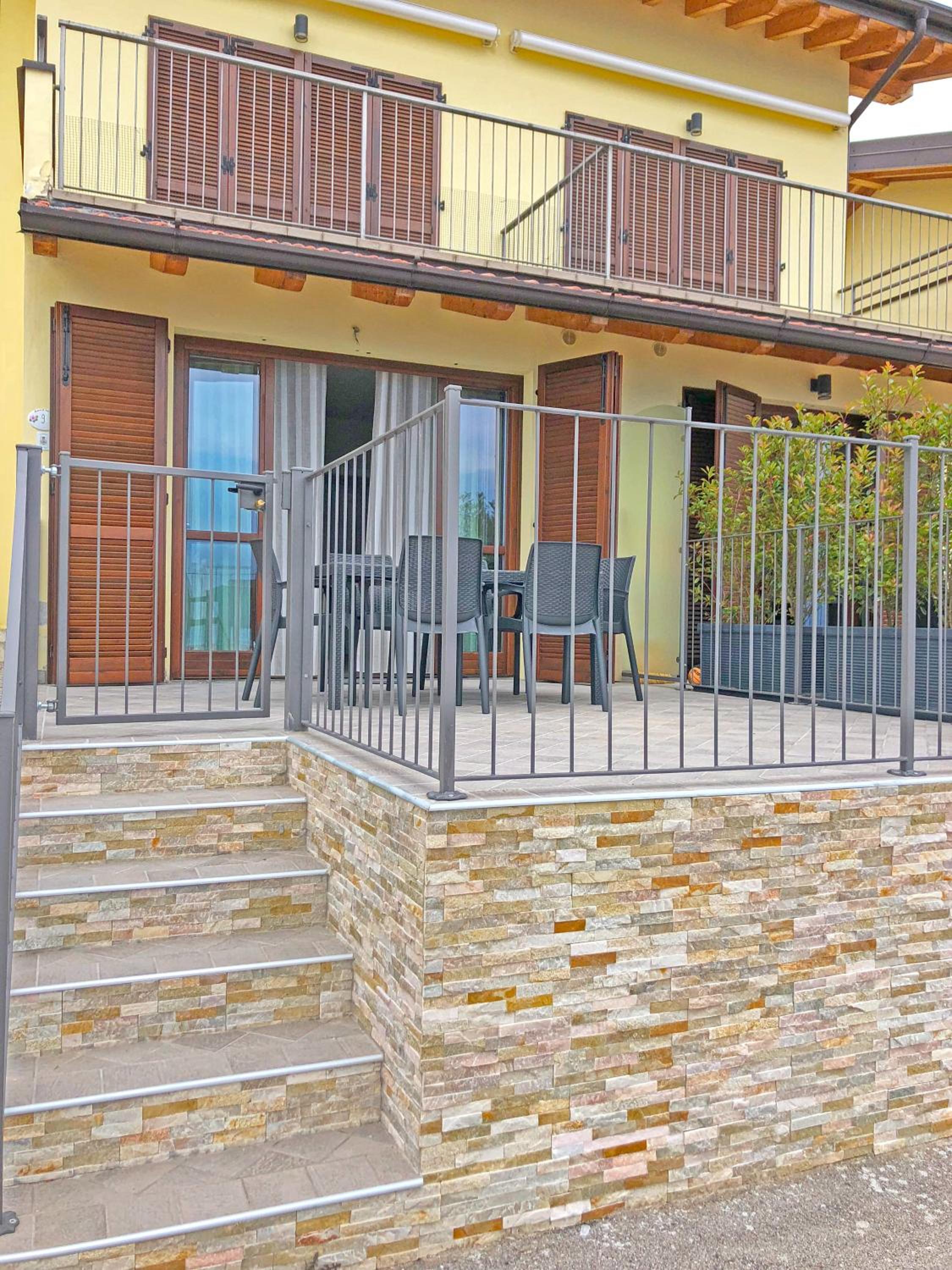 La Quiete 09 terrace apartment by Gardadomusmea view 3