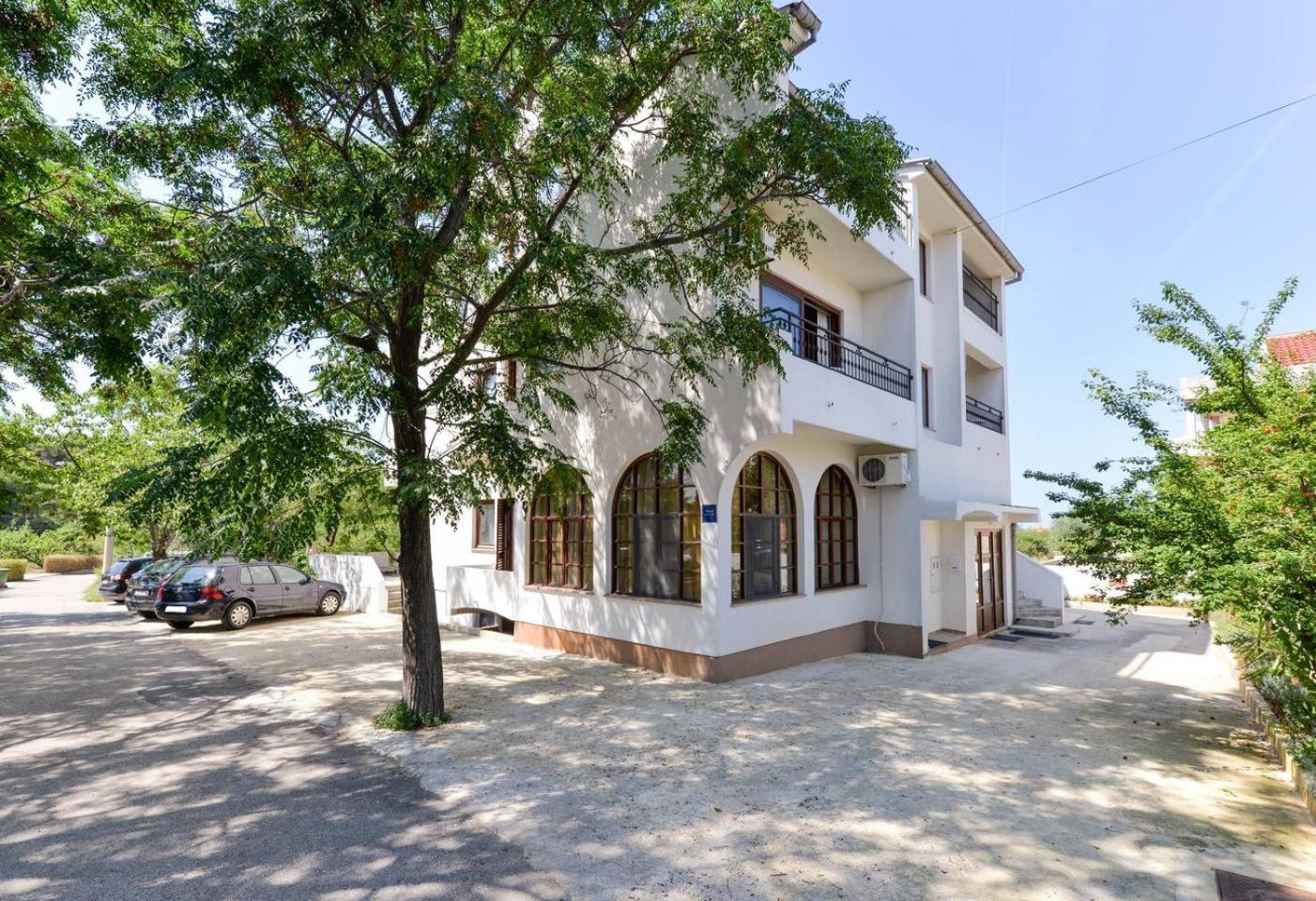 Rooms & Apartment Hegic with parking